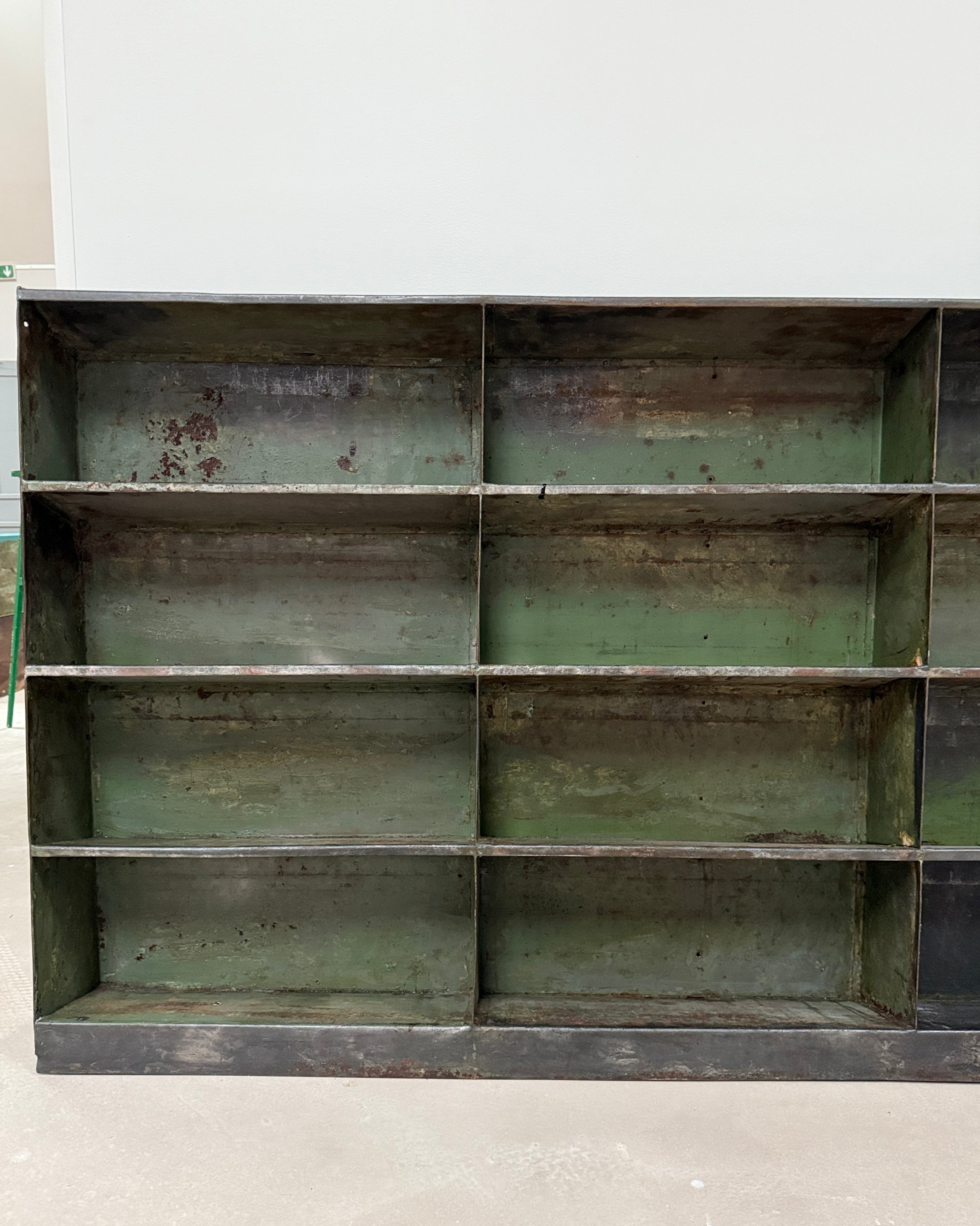 Meuble à casiers en métal