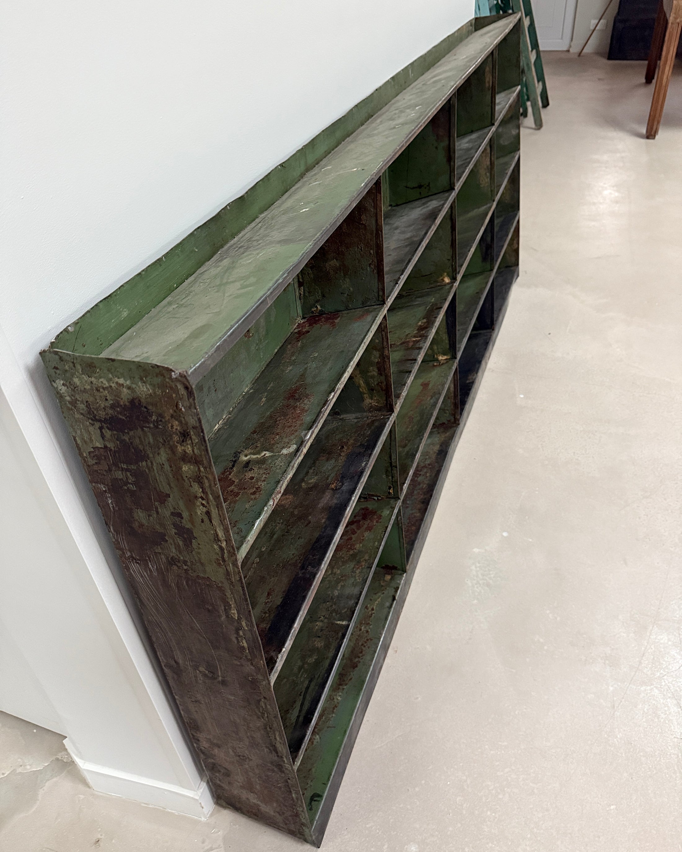 Meuble à casiers en métal