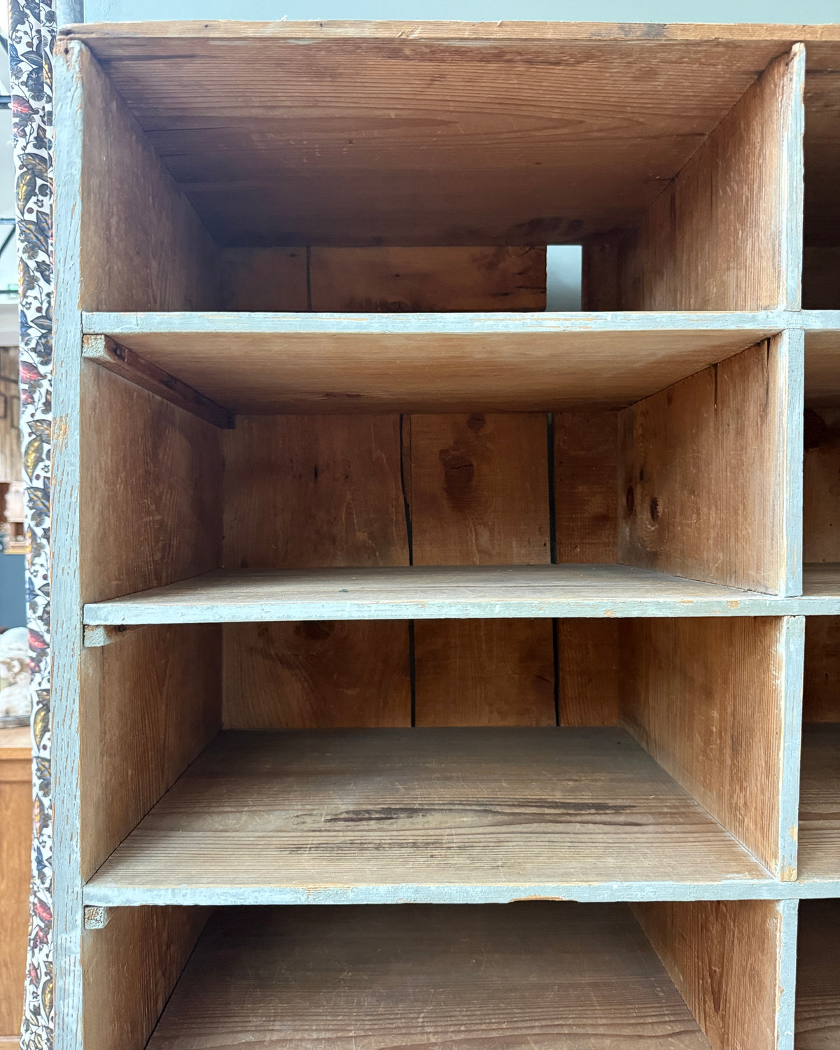 Meuble de métier à casiers patiné