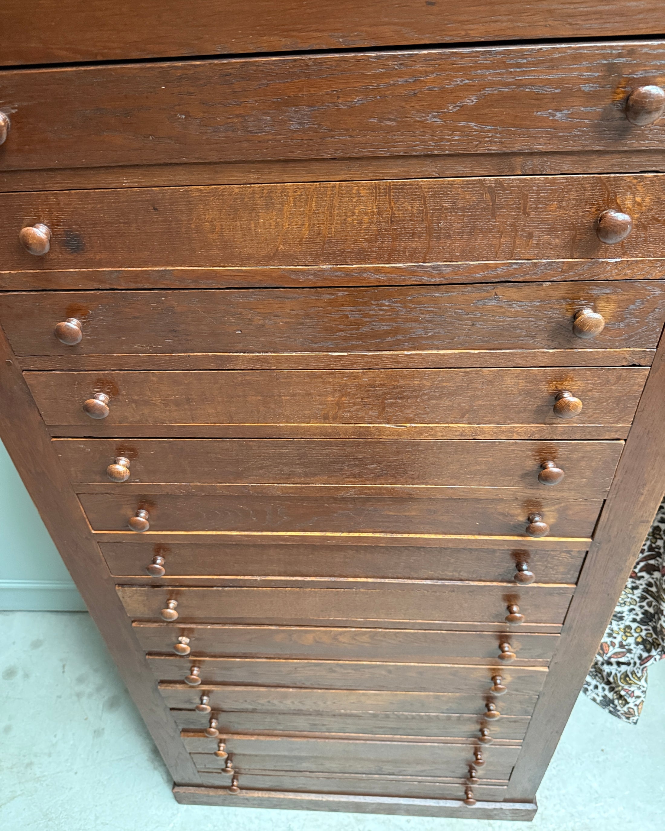 Ancien meuble de métier à tiroirs