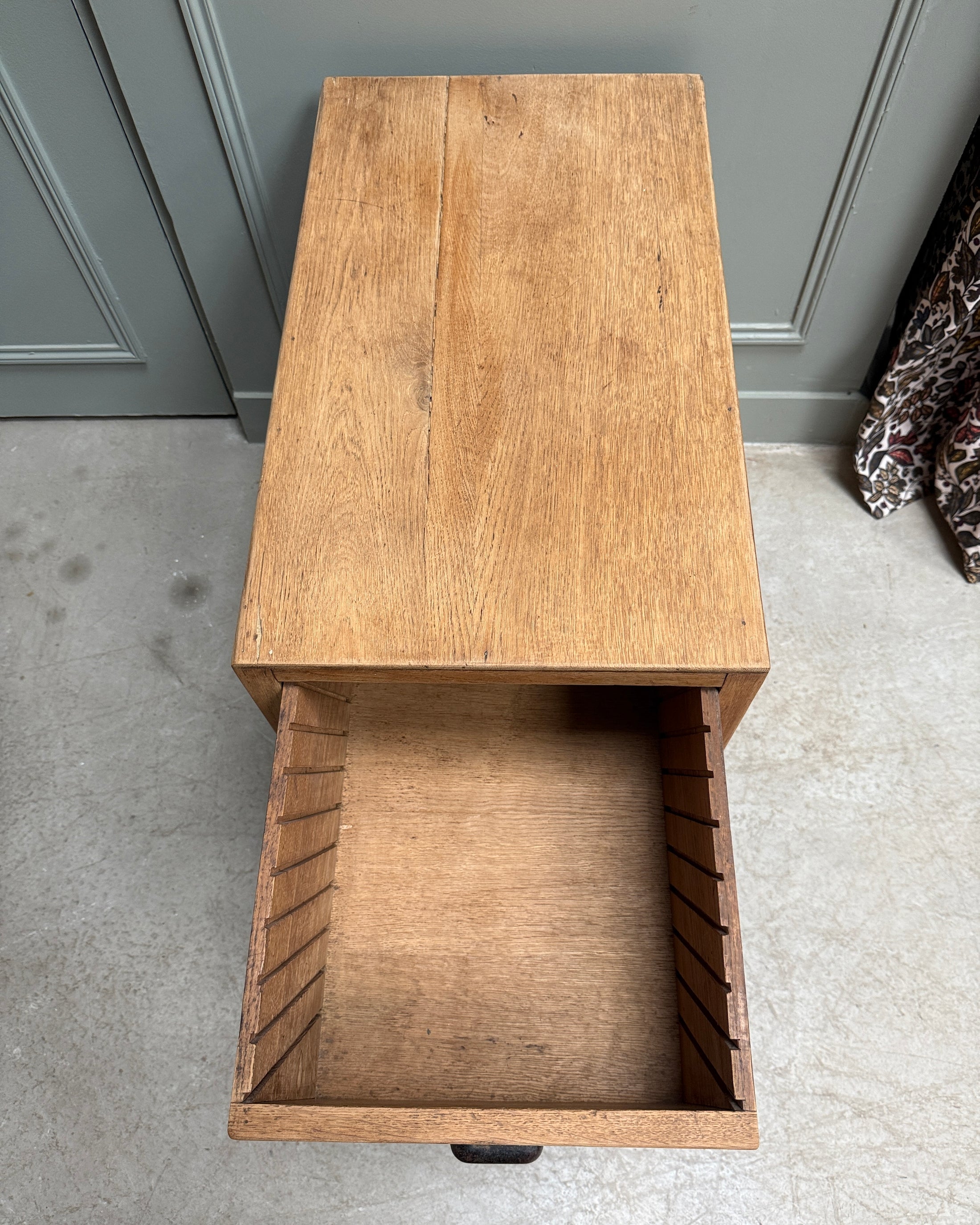 Meuble de métier à tiroirs en chêne