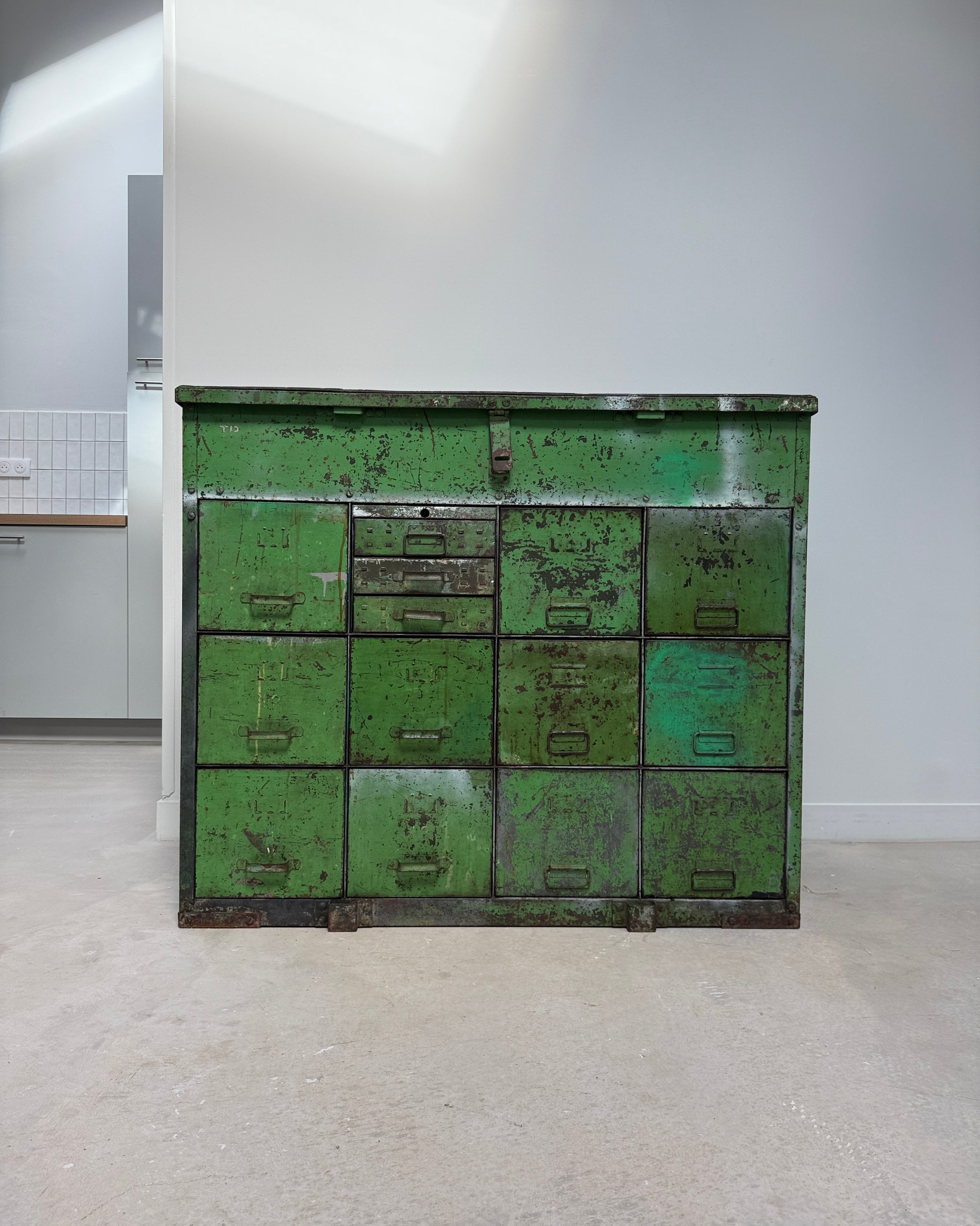 Meuble de métier à tiroirs en métal