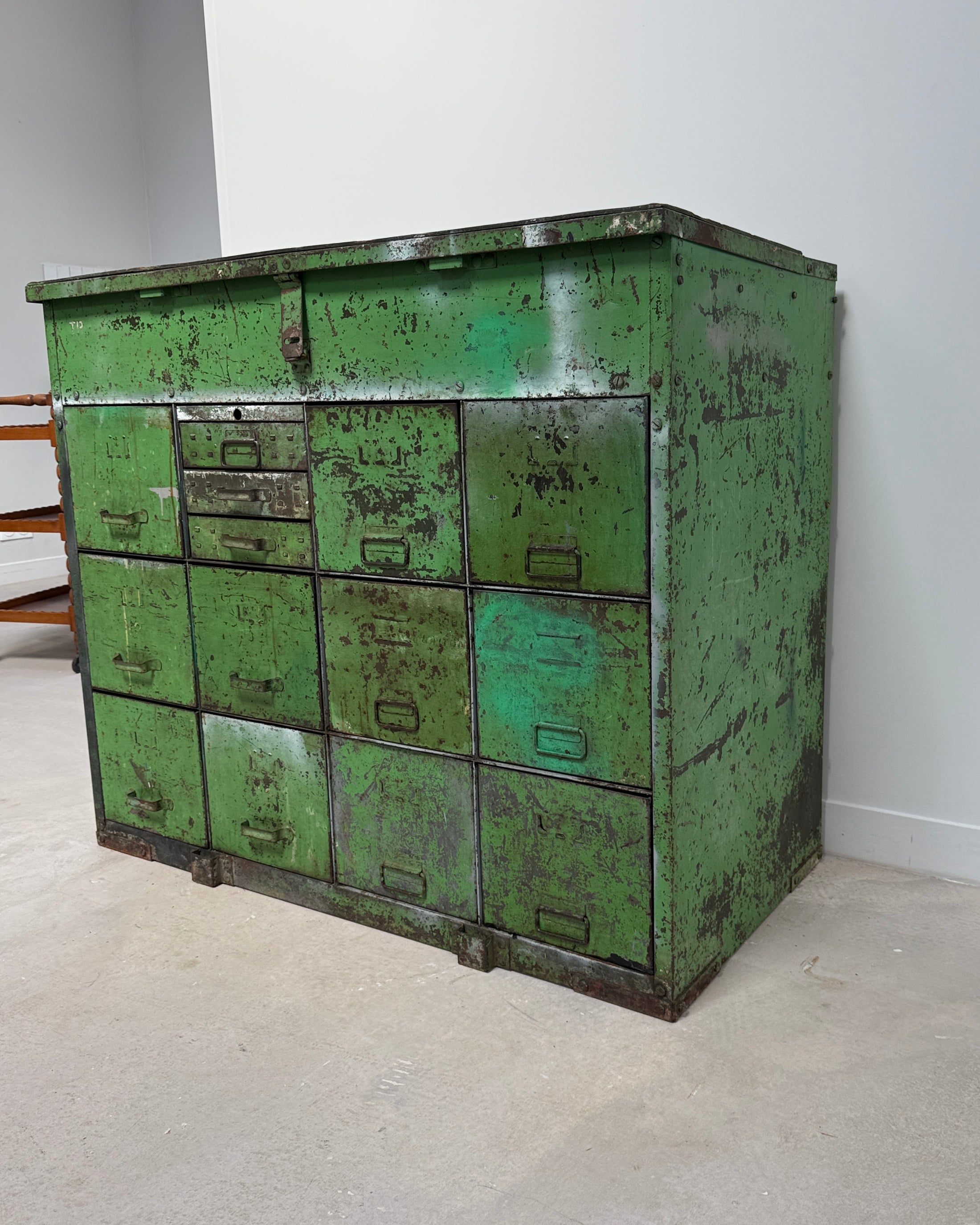 Meuble de métier à tiroirs en métal