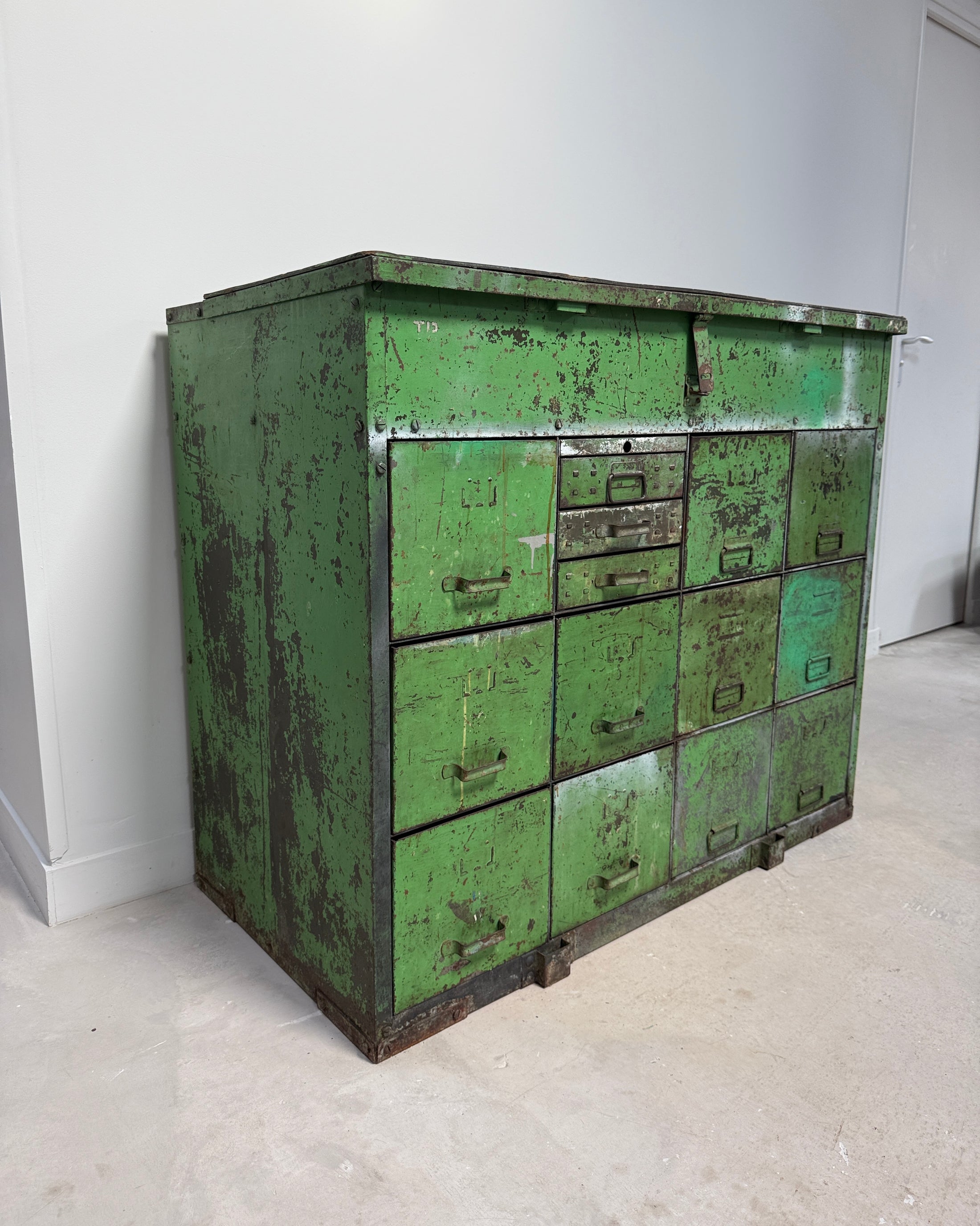 Meuble de métier à tiroirs en métal