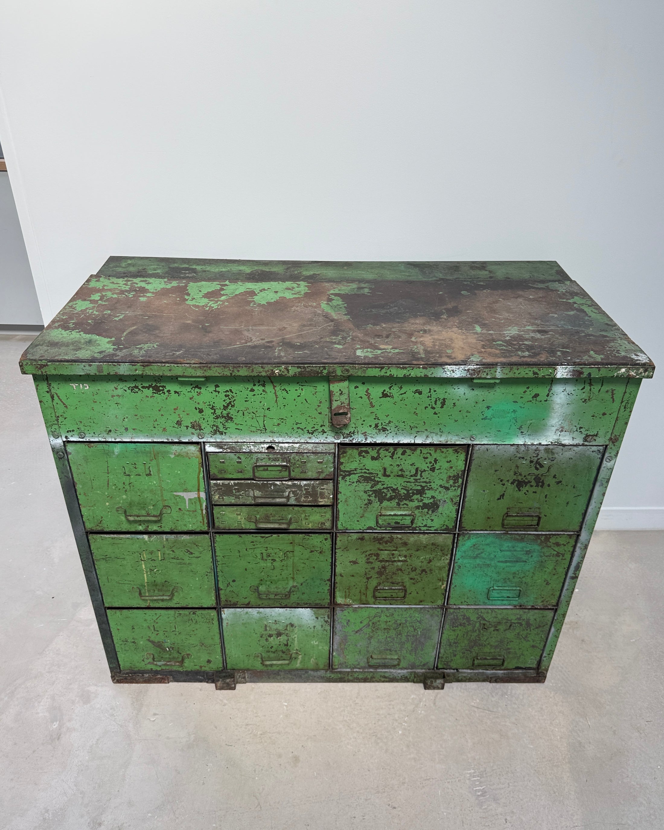 Meuble de métier à tiroirs en métal