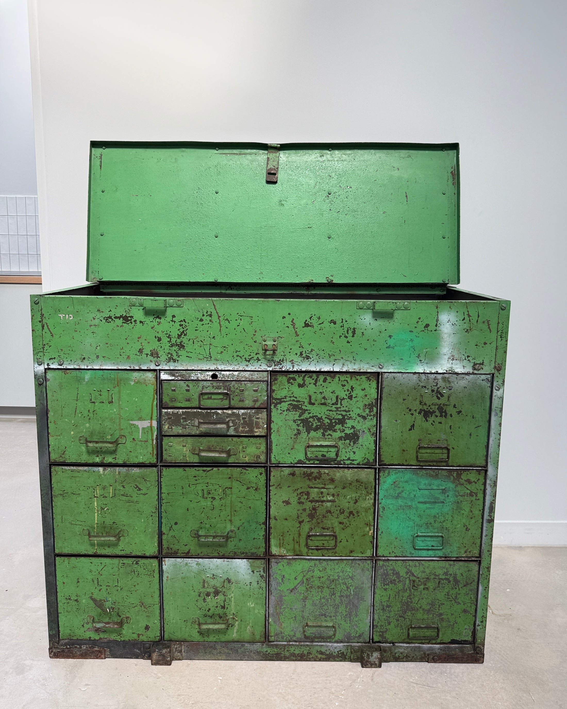 Meuble de métier à tiroirs en métal