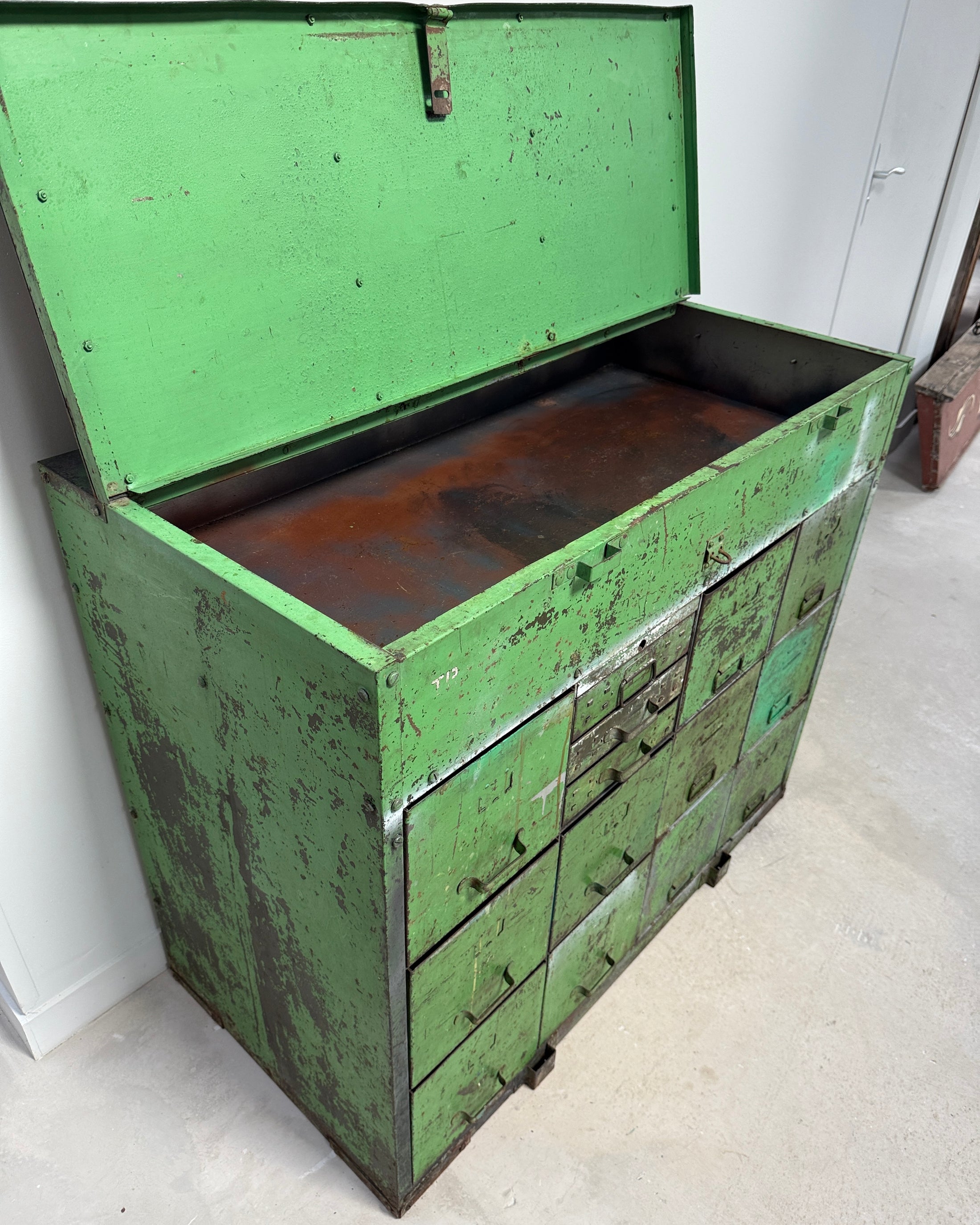 Meuble de métier à tiroirs en métal