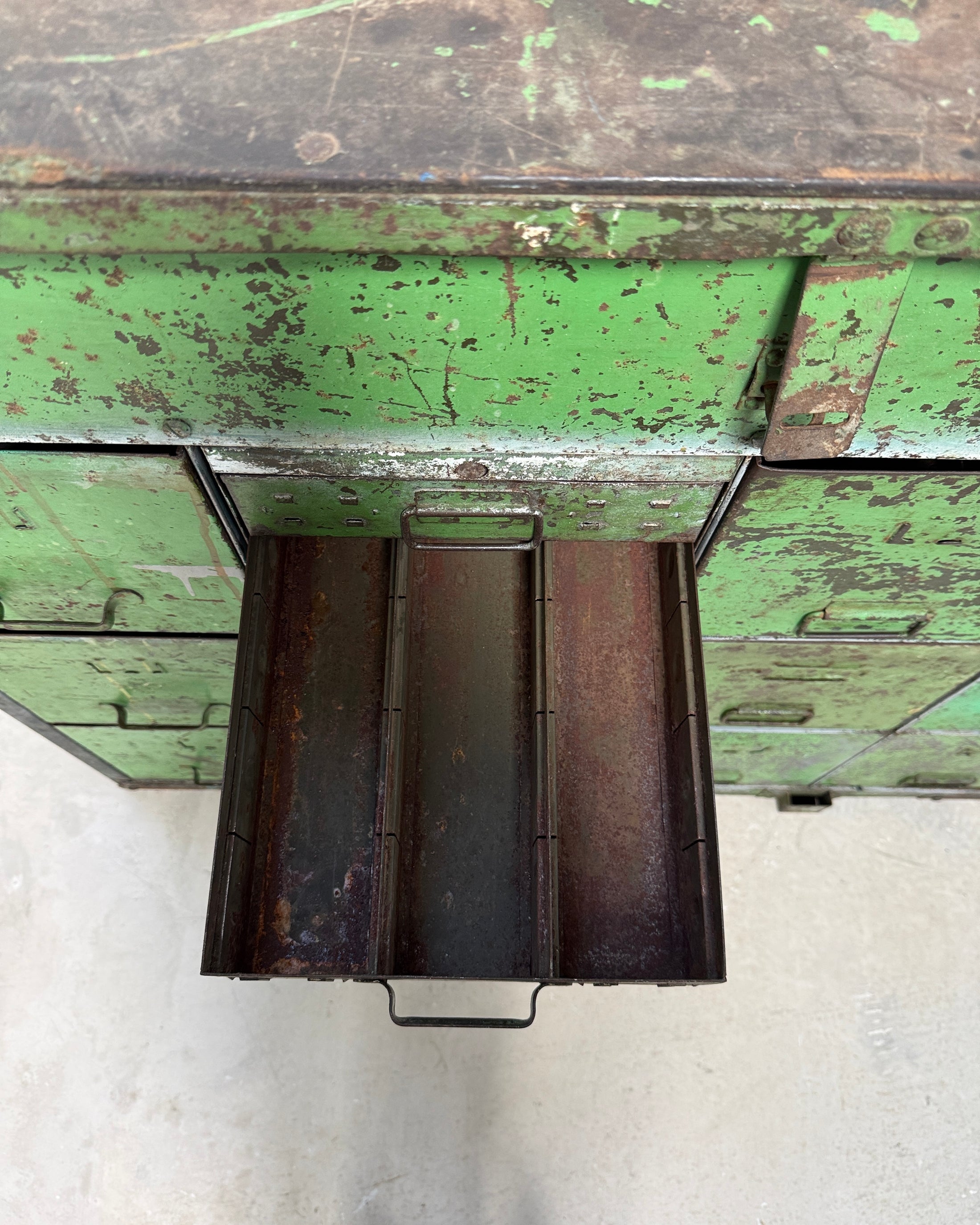 Meuble de métier à tiroirs en métal