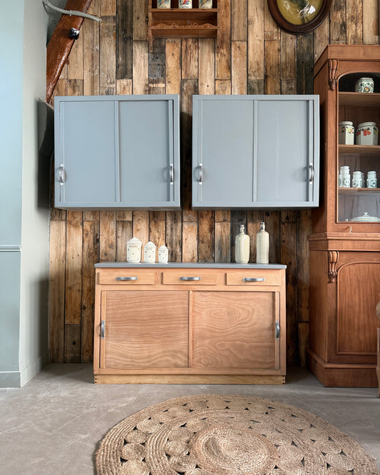 Paire de meubles hauts vintage de cuisine