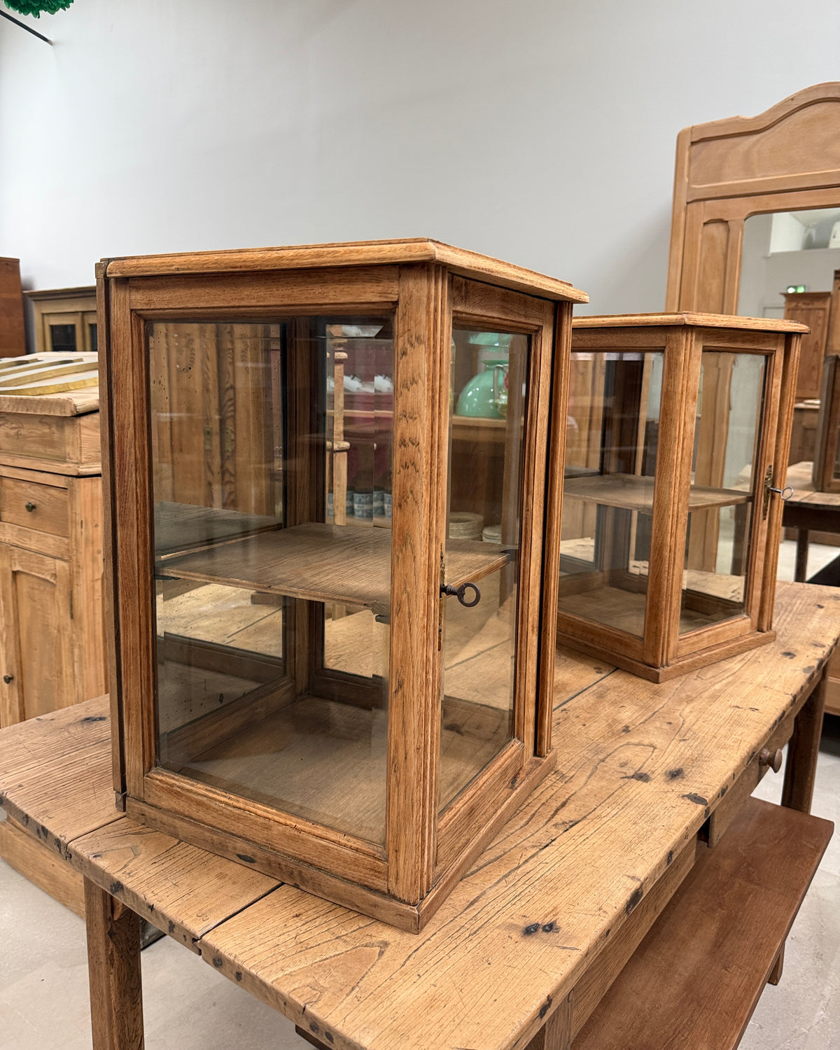 Paire de petites vitrines Art Déco en chêne
