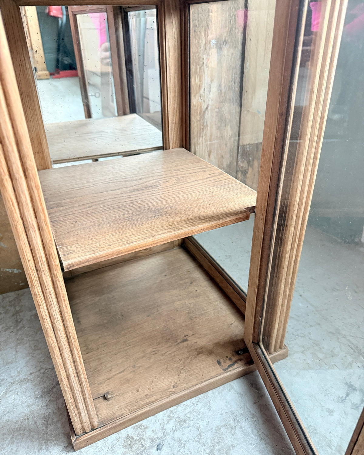 Paire de petites vitrines Art Déco en chêne