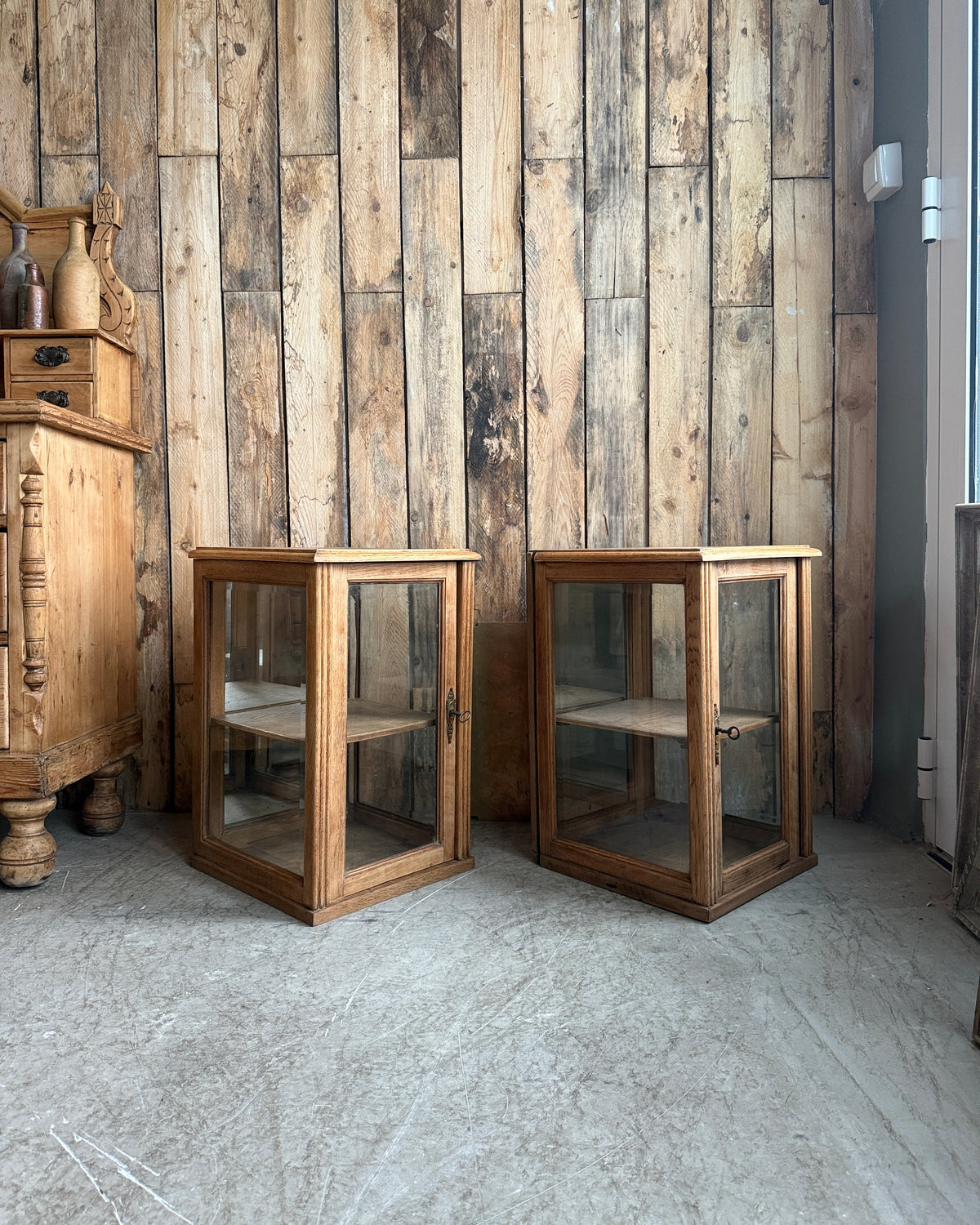 Paire de petites vitrines Art Déco en chêne