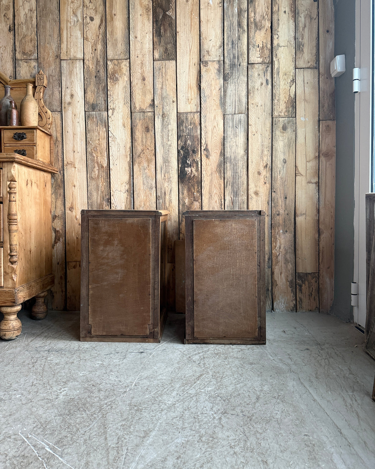 Paire de petites vitrines Art Déco en chêne