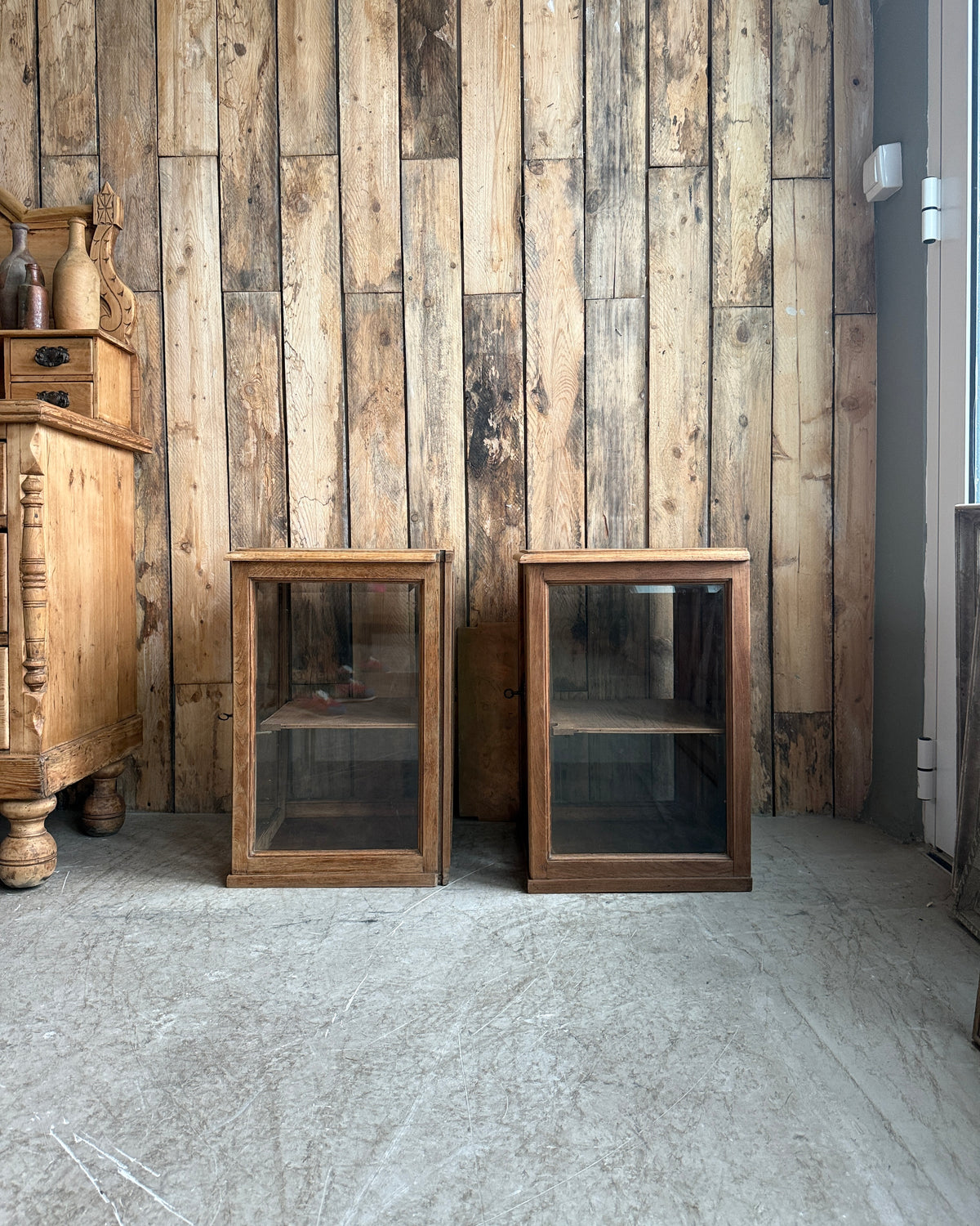 Paire de petites vitrines Art Déco en chêne