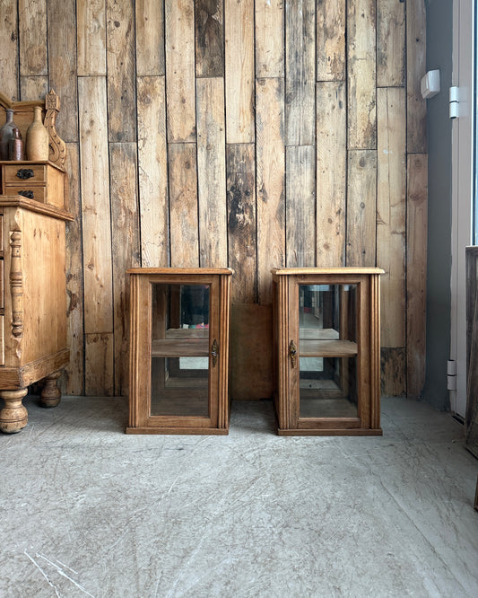 Paire de petites vitrines Art Déco en chêne