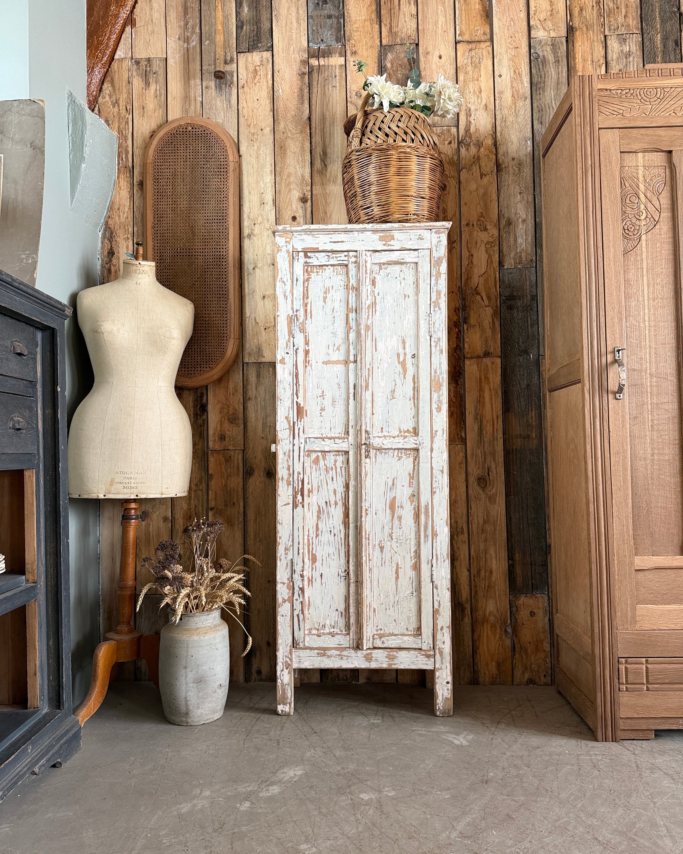 Petite armoire parisienne patinée