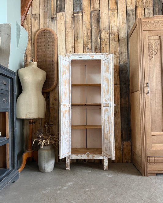 Petite armoire parisienne patinée