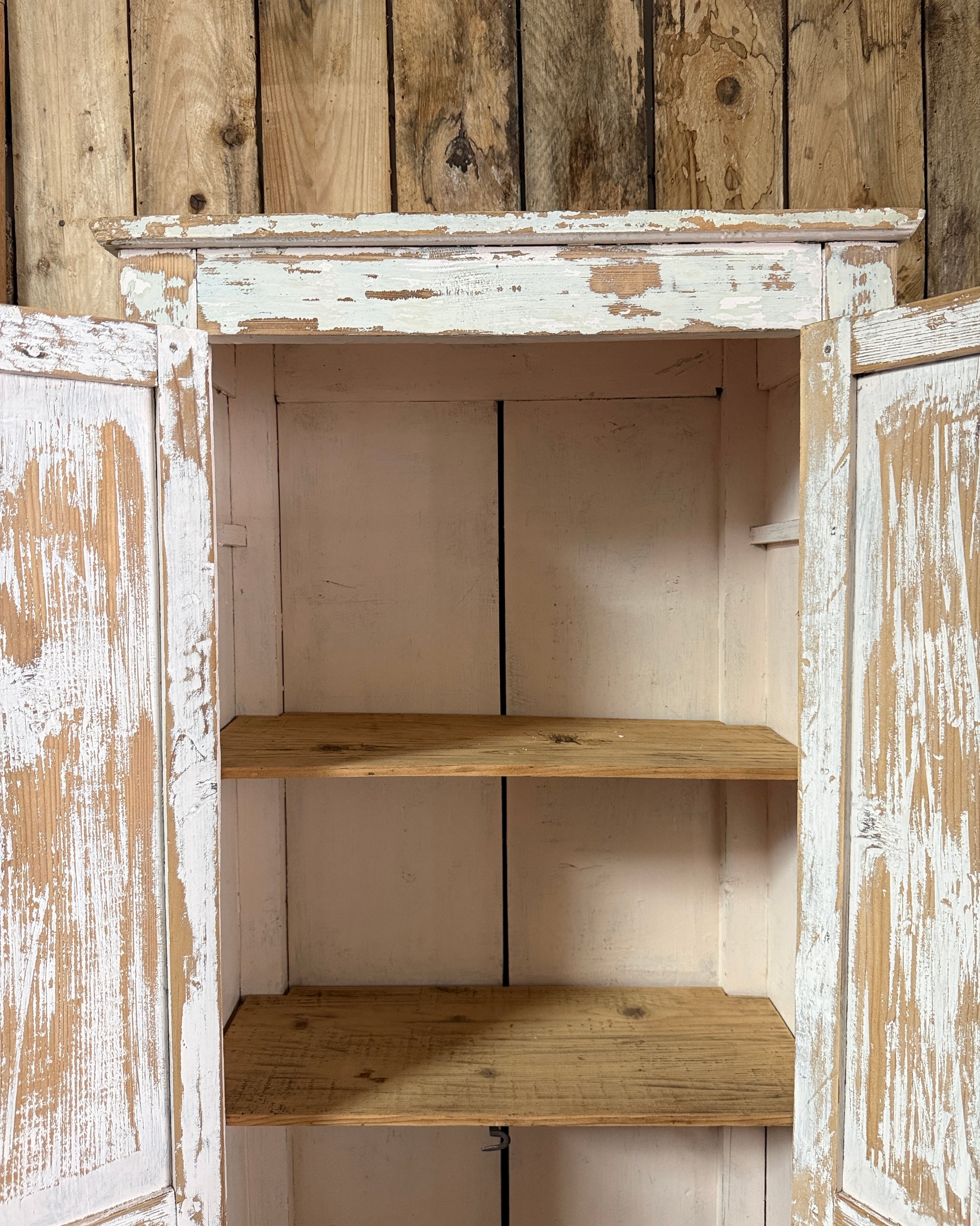 Petite armoire parisienne patinée