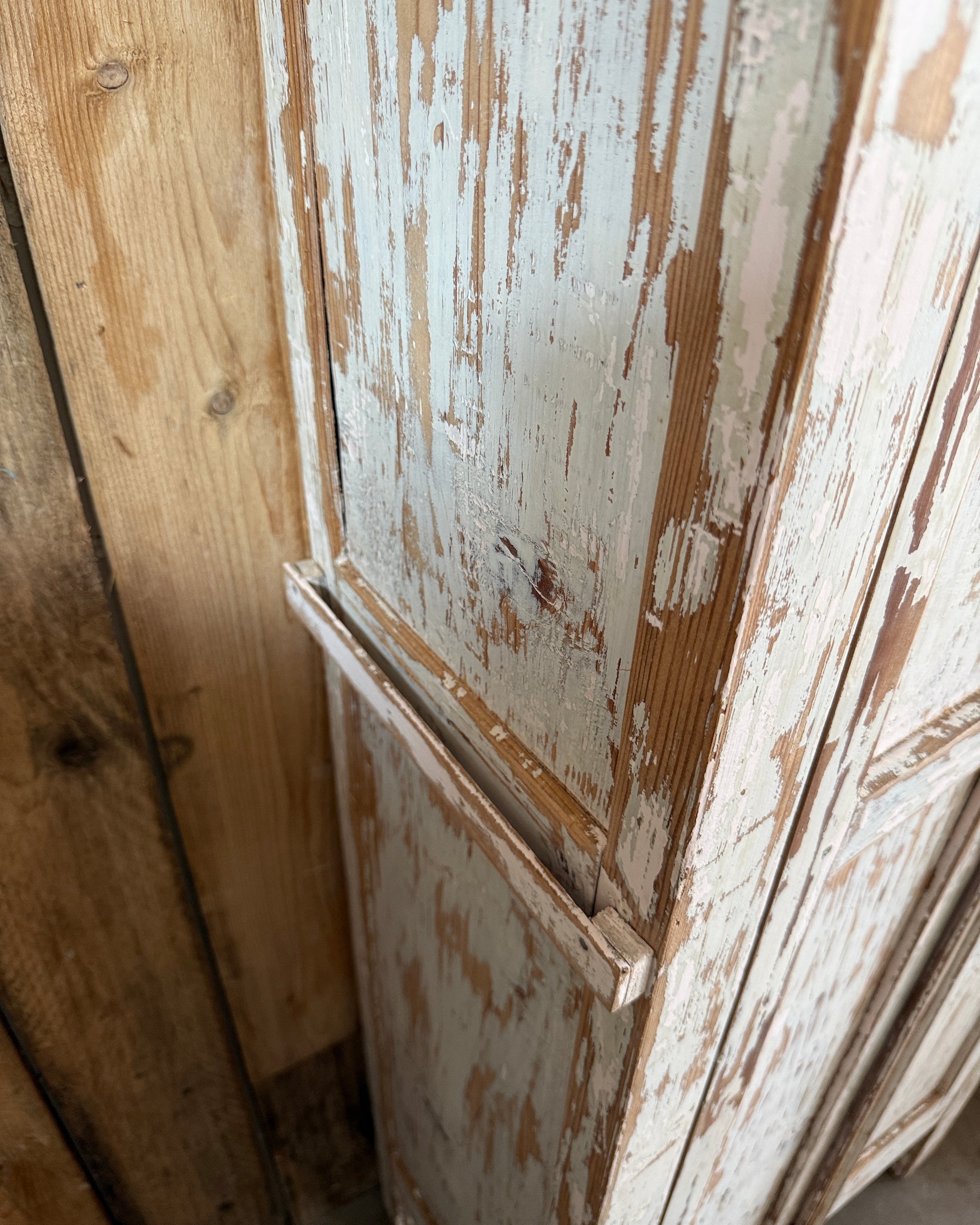Petite armoire parisienne patinée
