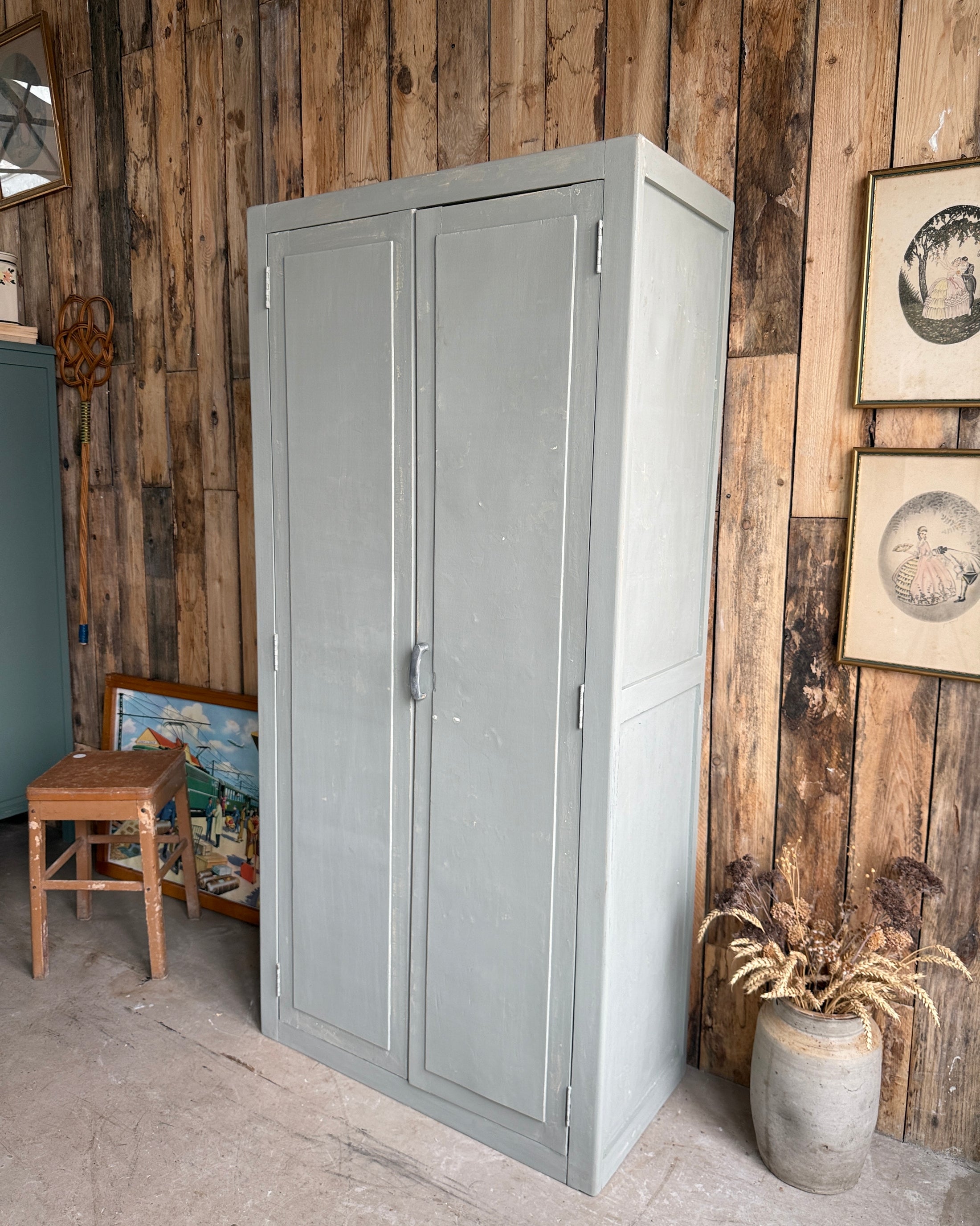 Petite armoire parisienne patine verte