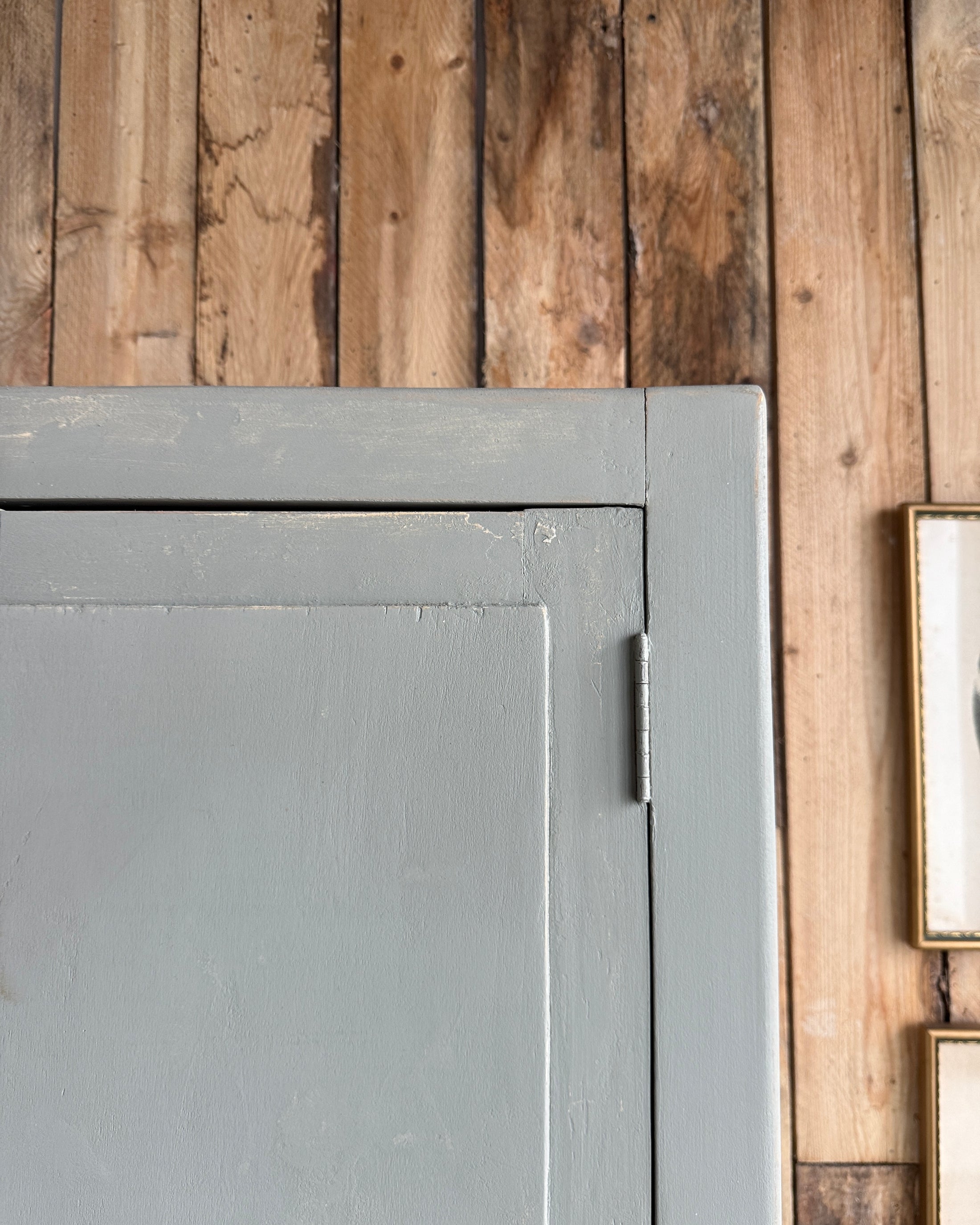 Petite armoire parisienne patine verte