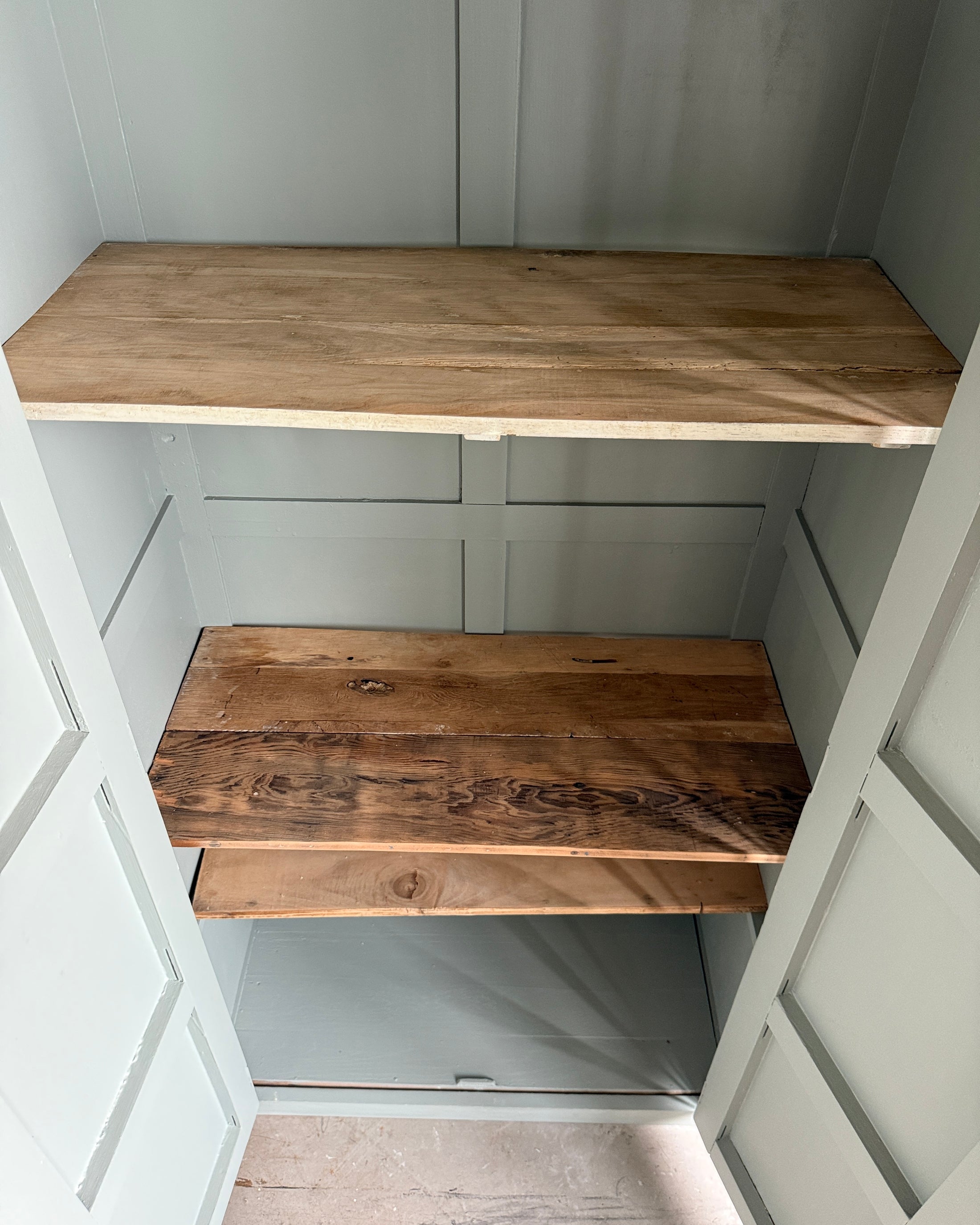 Petite armoire parisienne patine verte
