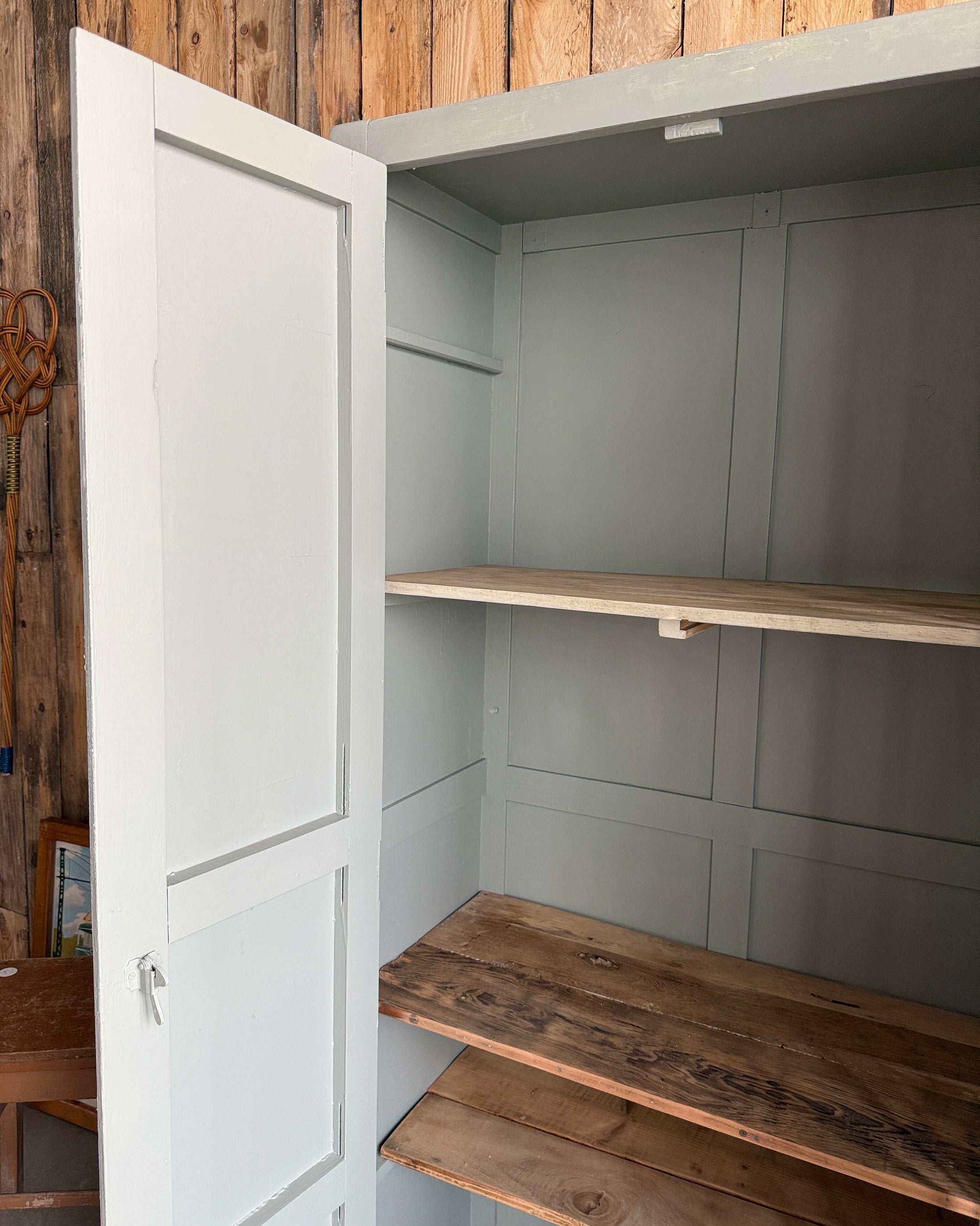 Petite armoire parisienne patine verte
