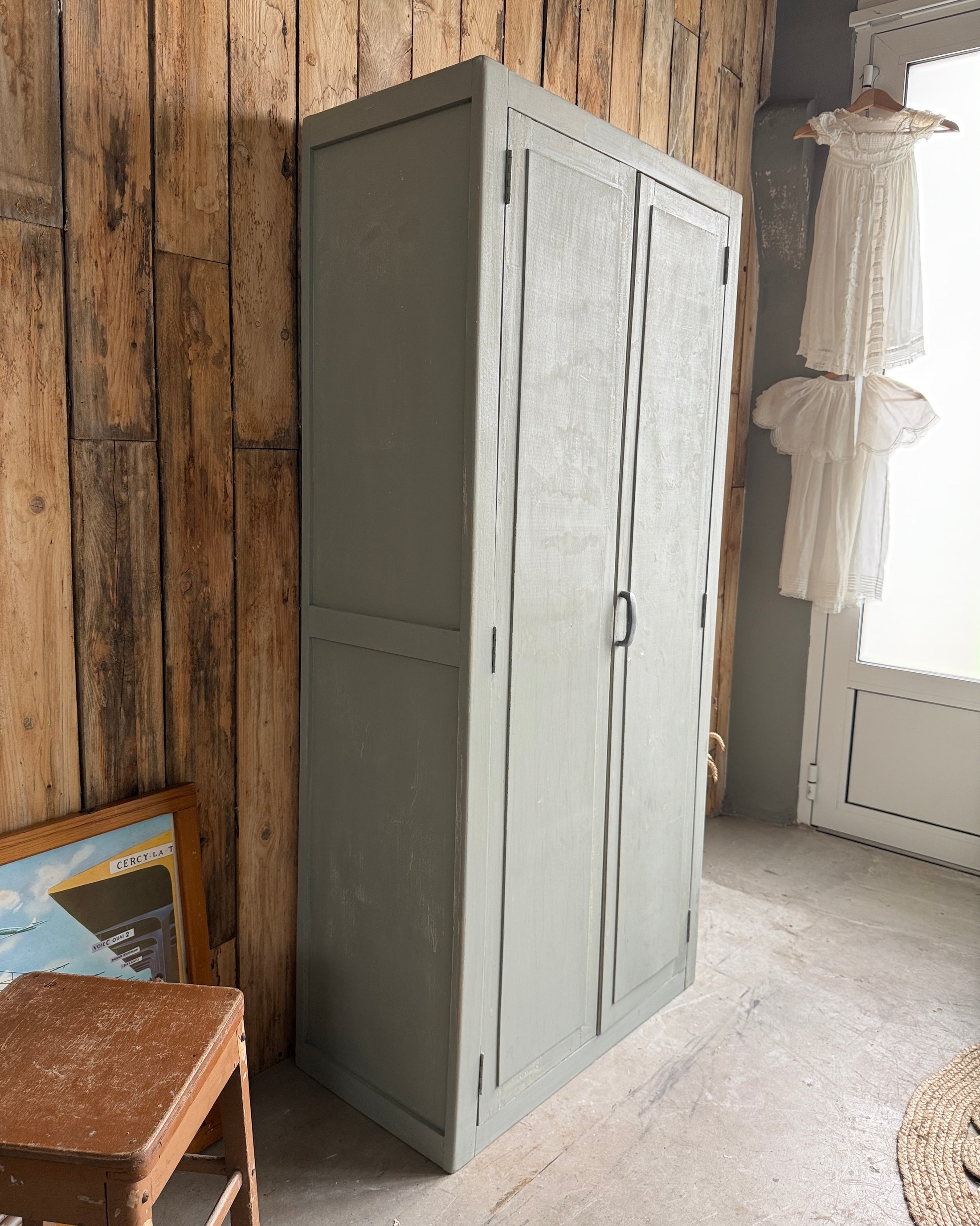 Petite armoire parisienne patine verte