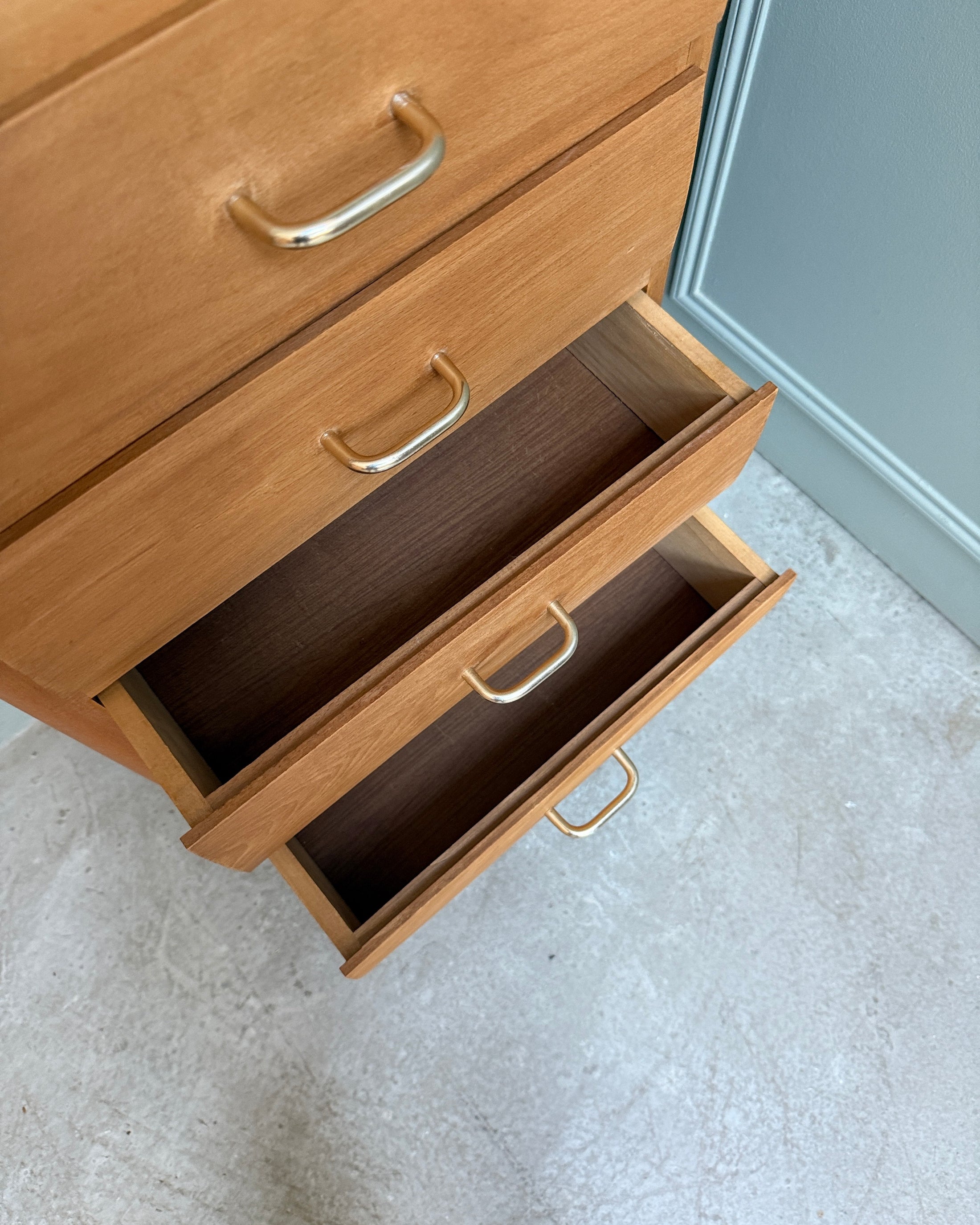 Commode vintage à cinq tiroirs