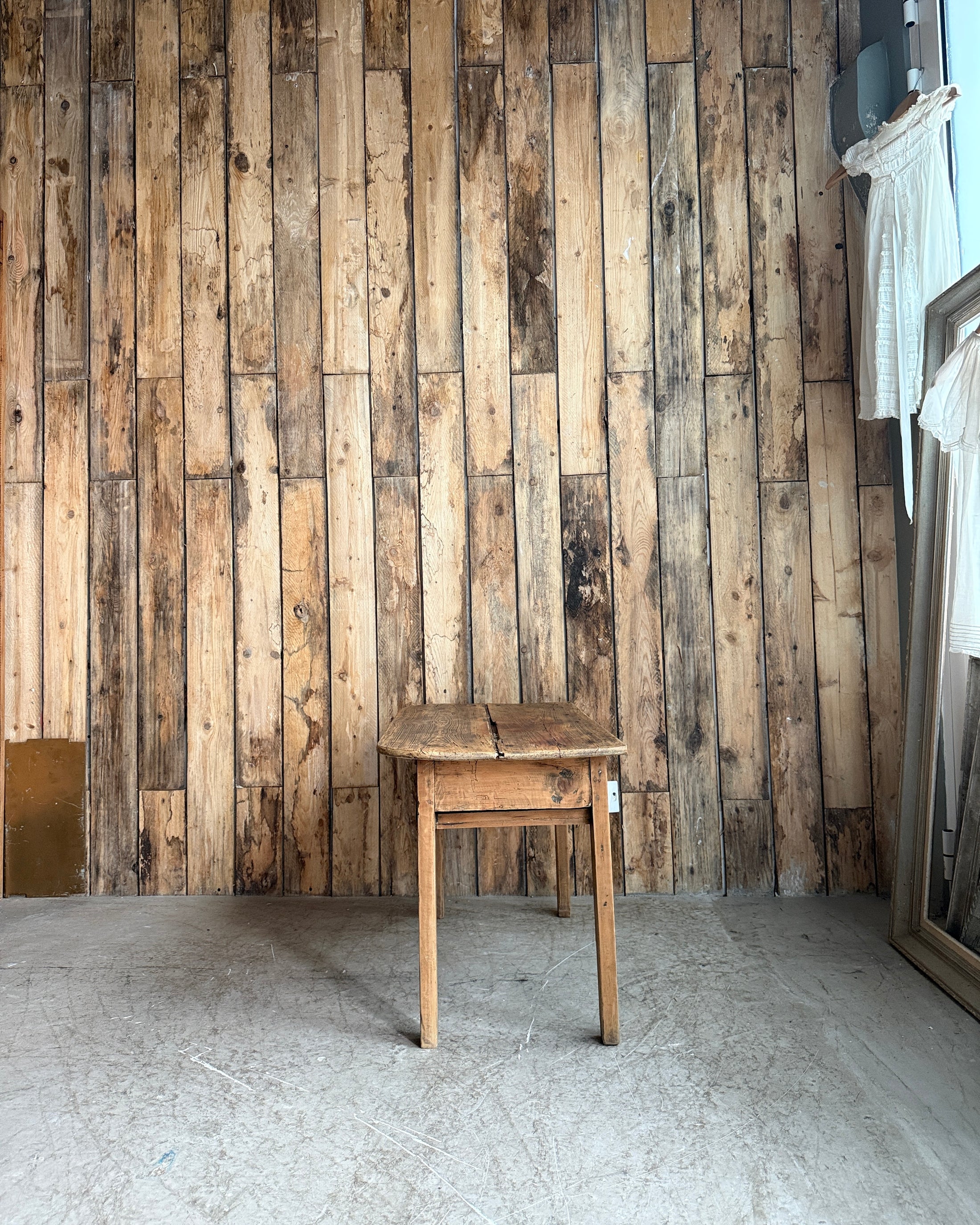 Petite console ou table de chevet en pin massif