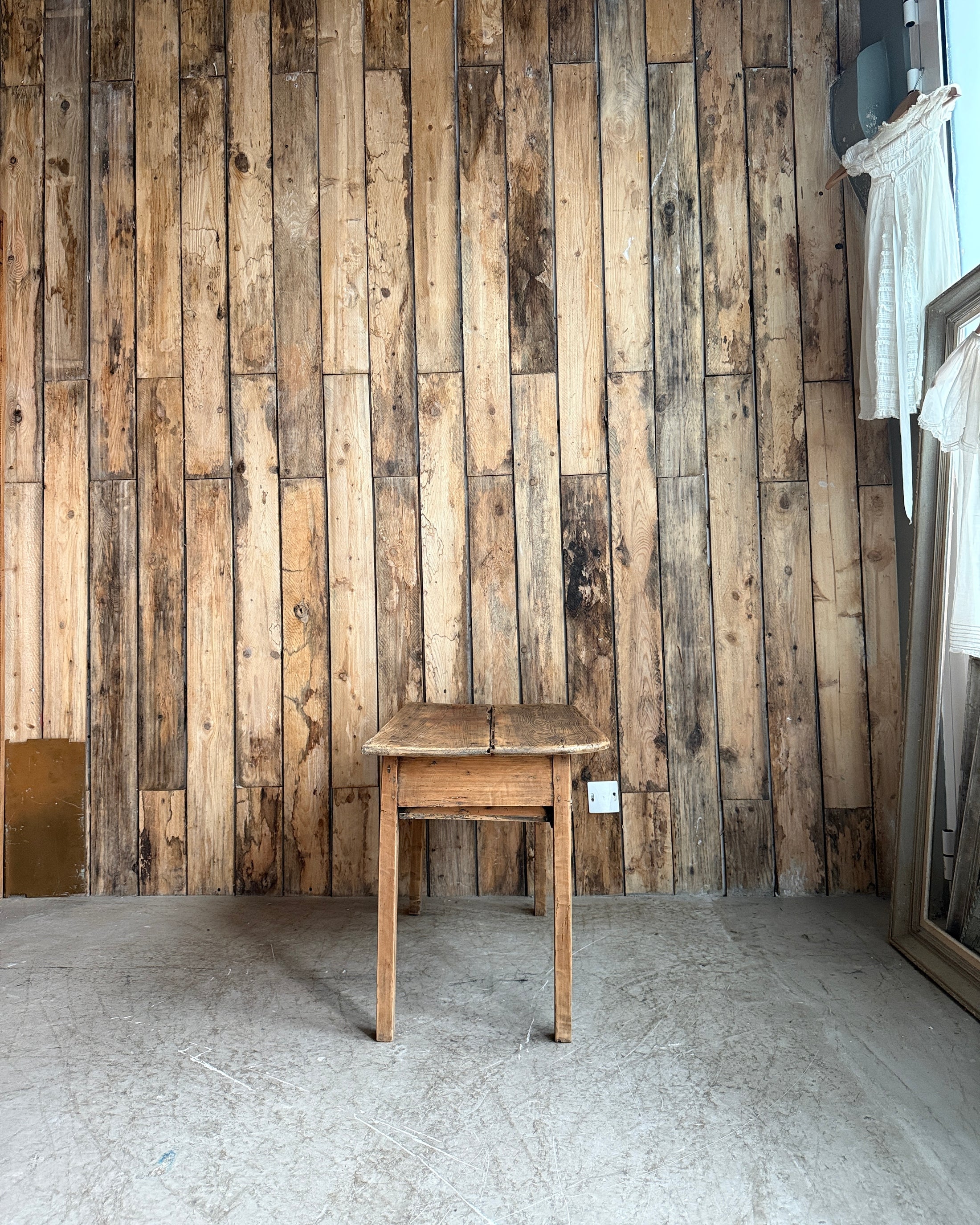 Petite console ou table de chevet en pin massif