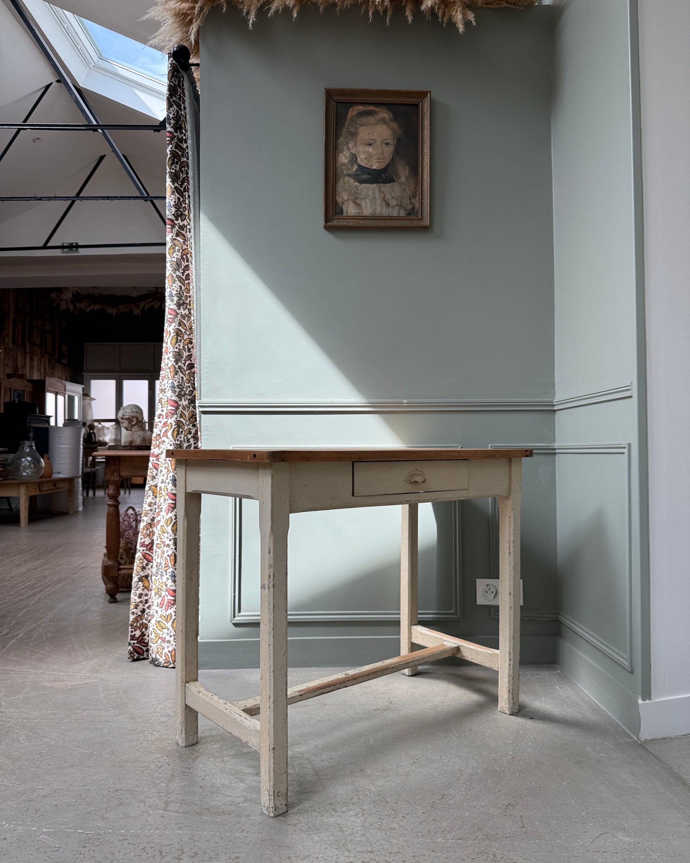 Petite table de cuisine vintage patinée