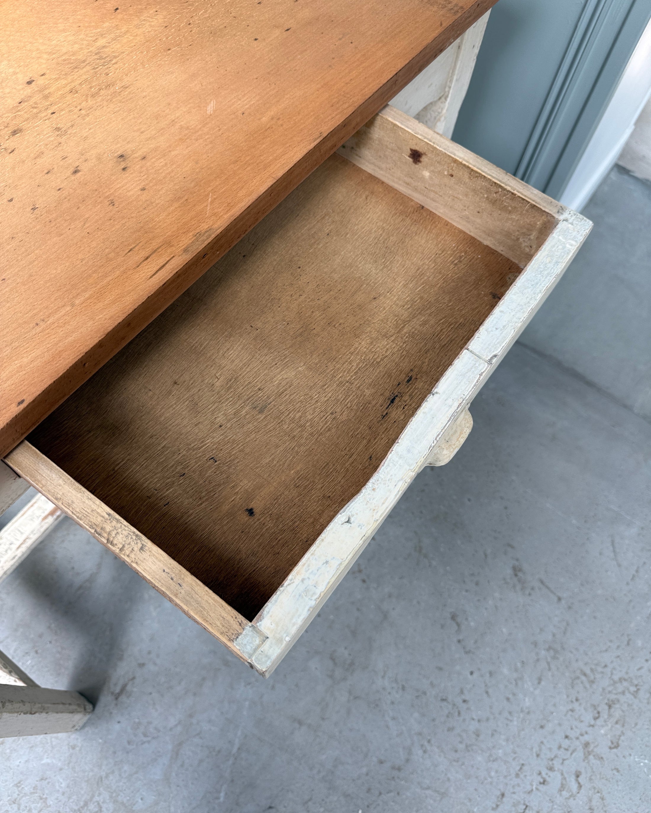 Petite table de cuisine vintage patinée