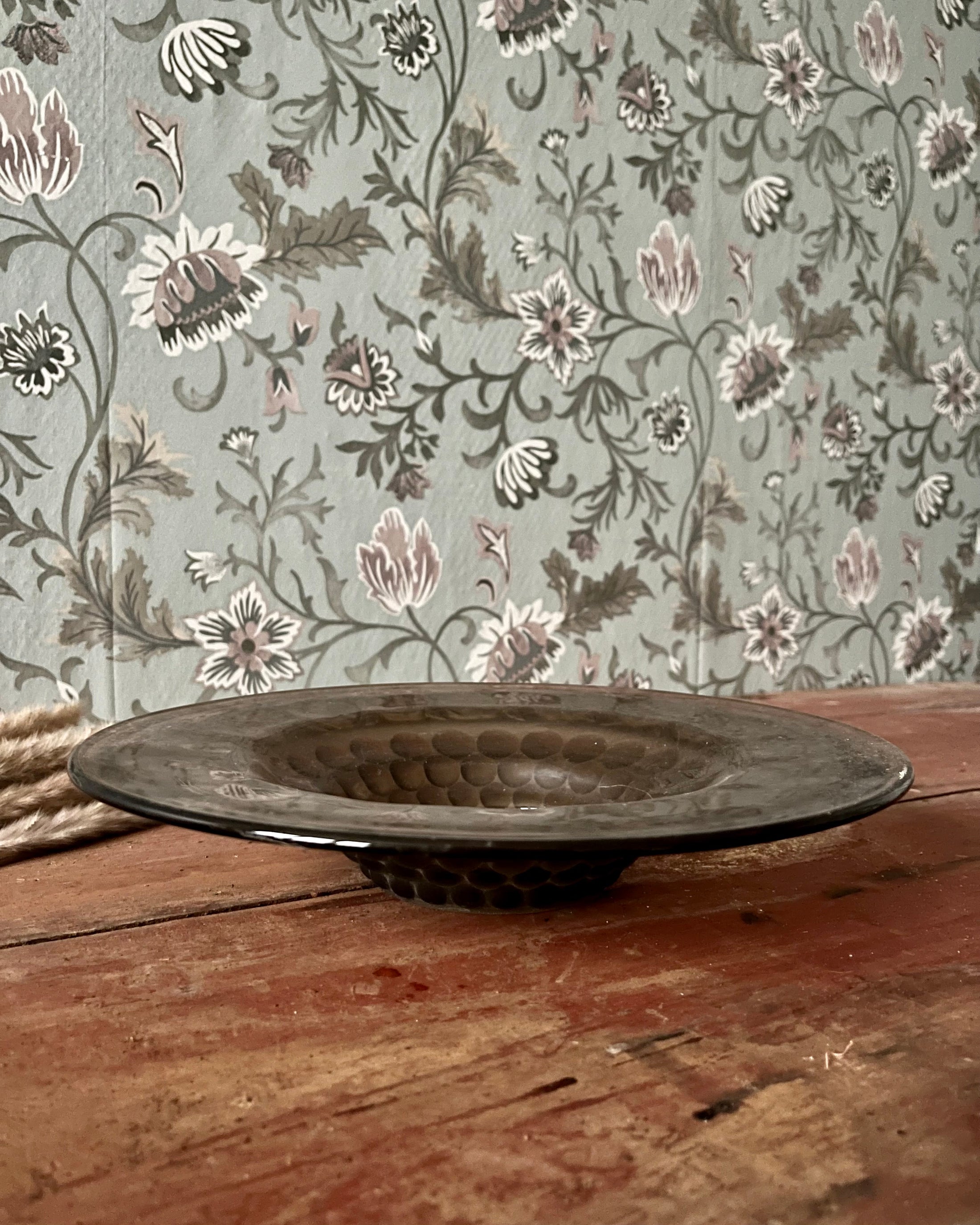 Plat Art Déco en verre fumé