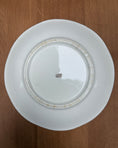 Charger l'image dans la visionneuse de la galerie, Plat rond creux vintage en porcelaine fine Gien
