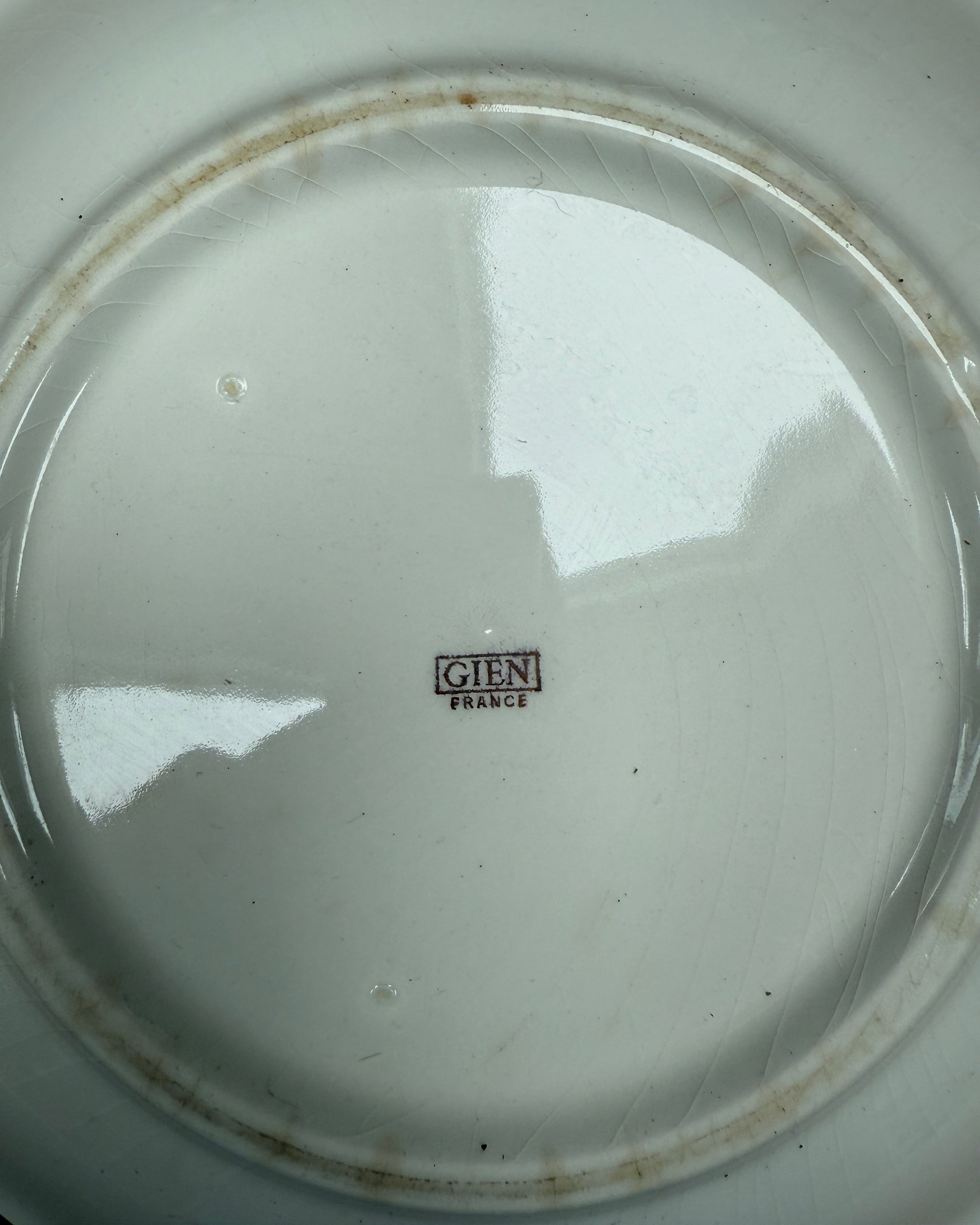 Plat rond creux vintage en porcelaine fine Gien