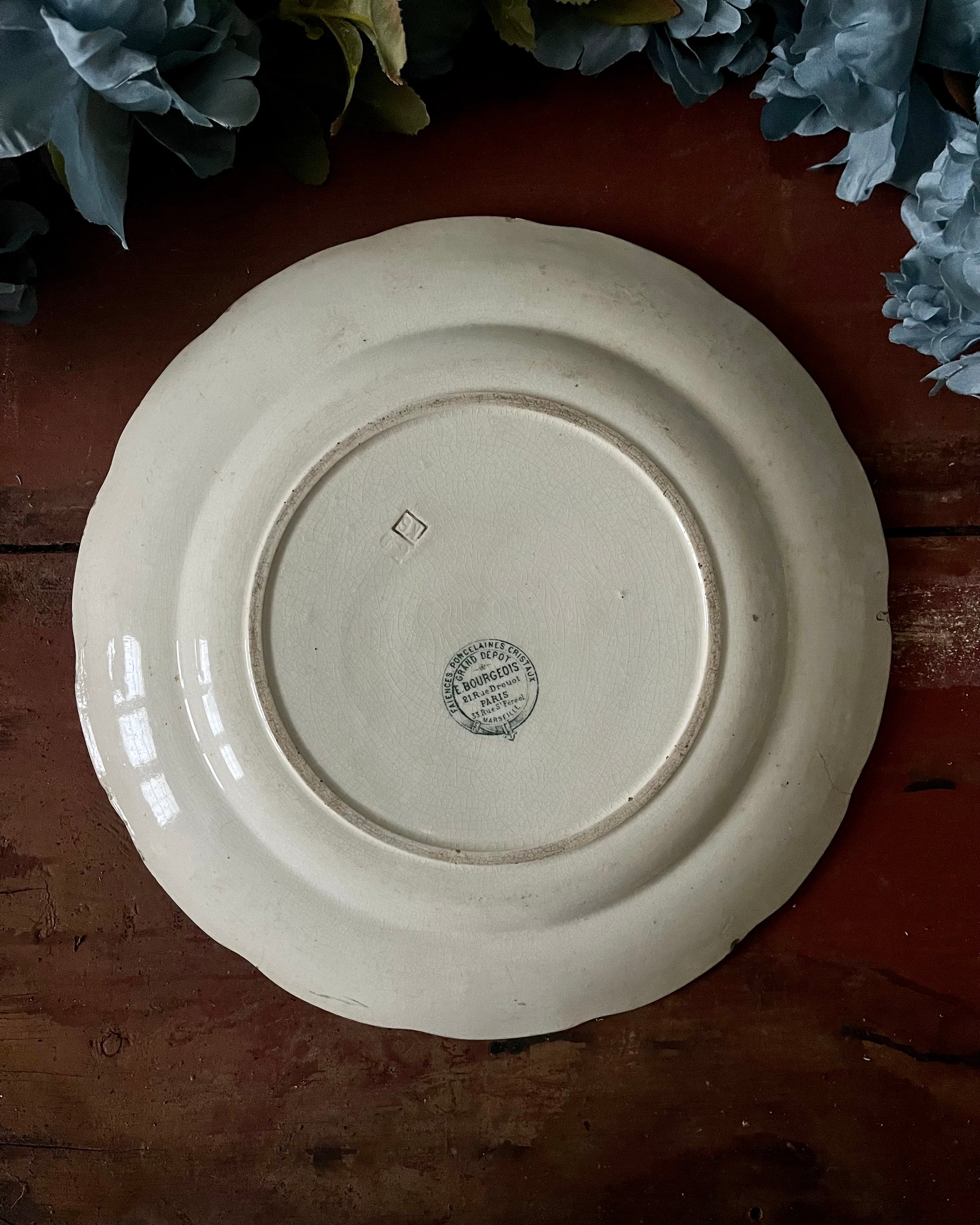 Plat rond terre de fer Bourgeois