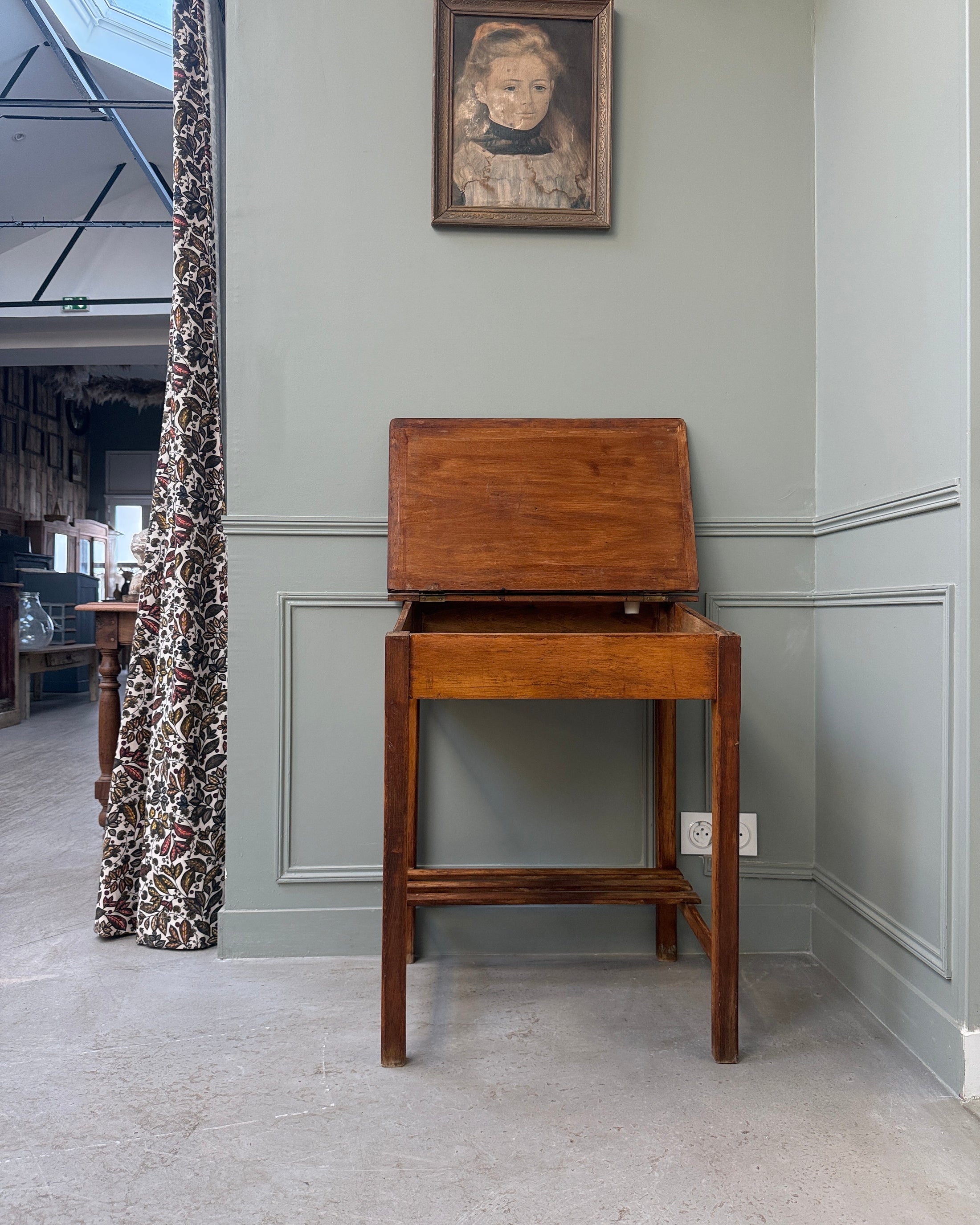 Pupitre ancien en bois pour enfant