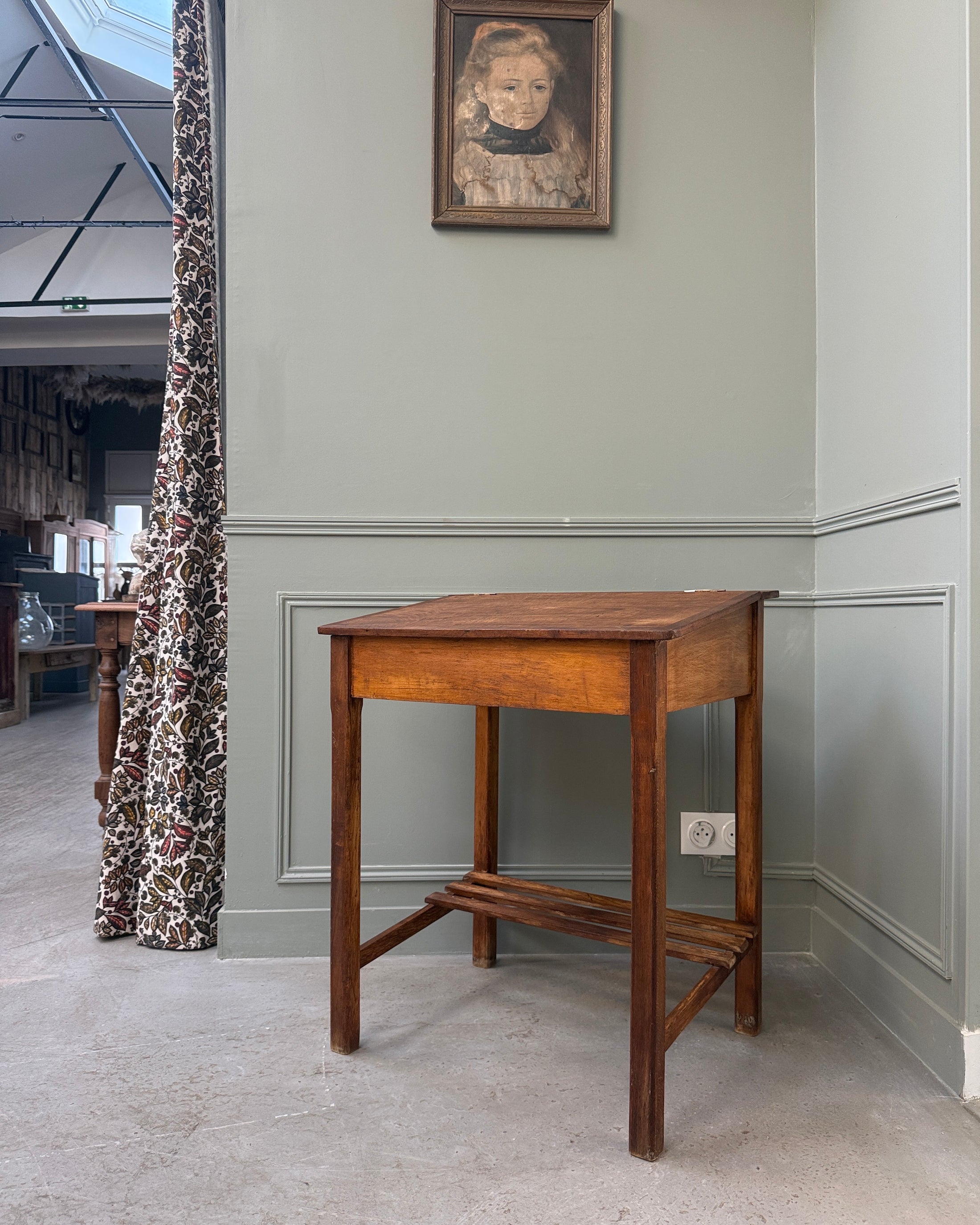 Pupitre ancien en bois pour enfant