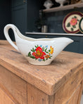 Charger l'image dans la visionneuse de la galerie, Saucière vintage en porcelaine fine Gien
