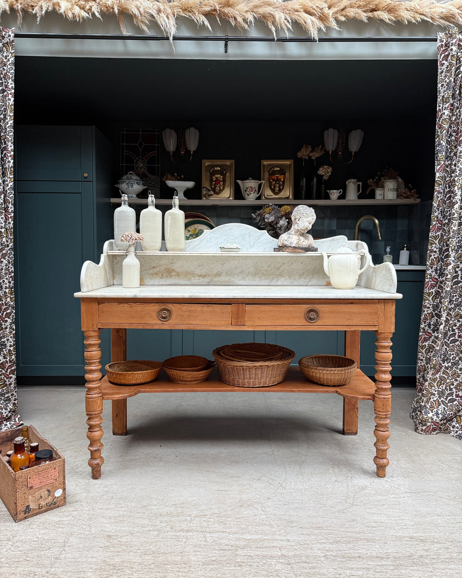 Ancien meuble de salle-de-bains en pin massif et marbre