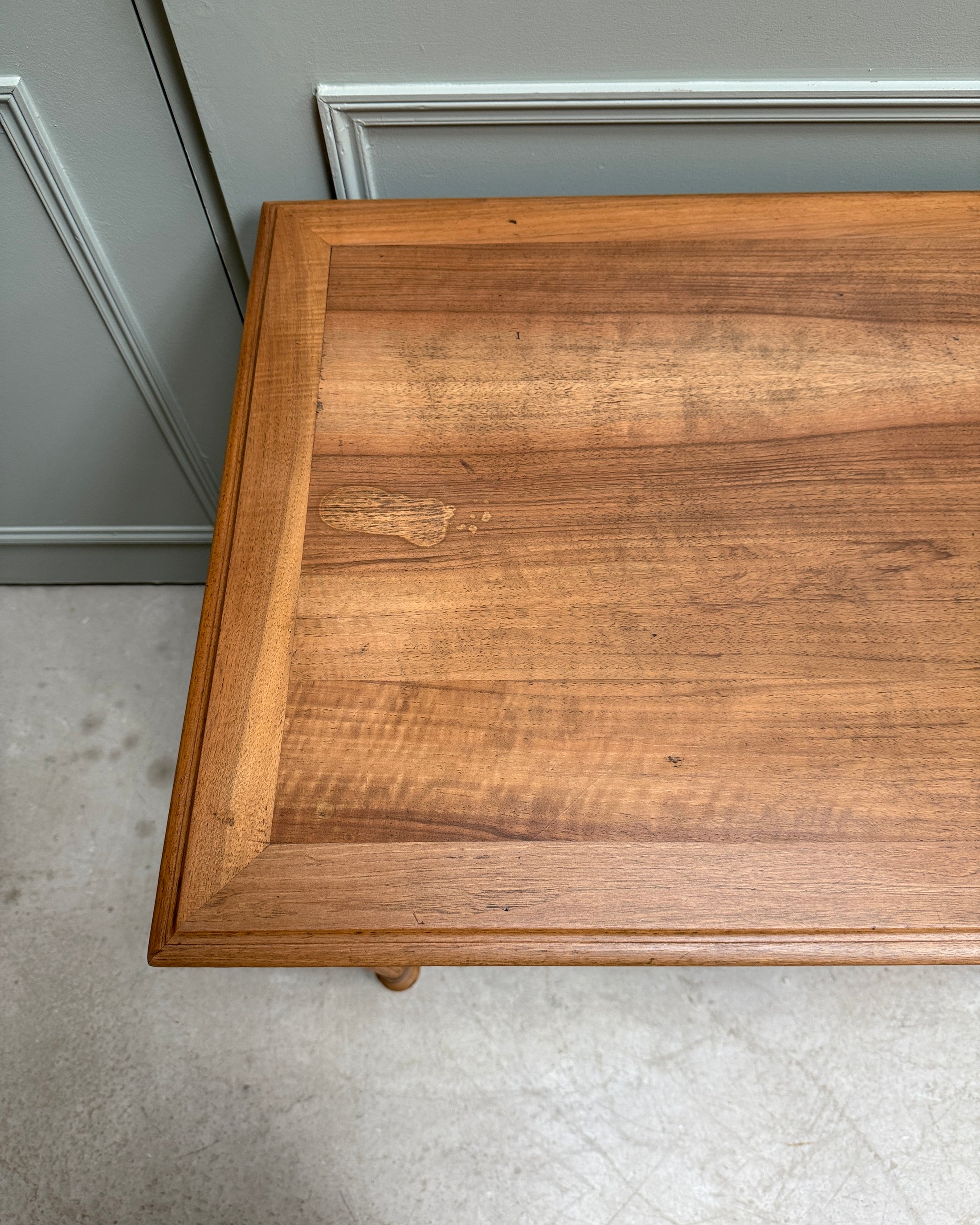 Table aux pieds tournés