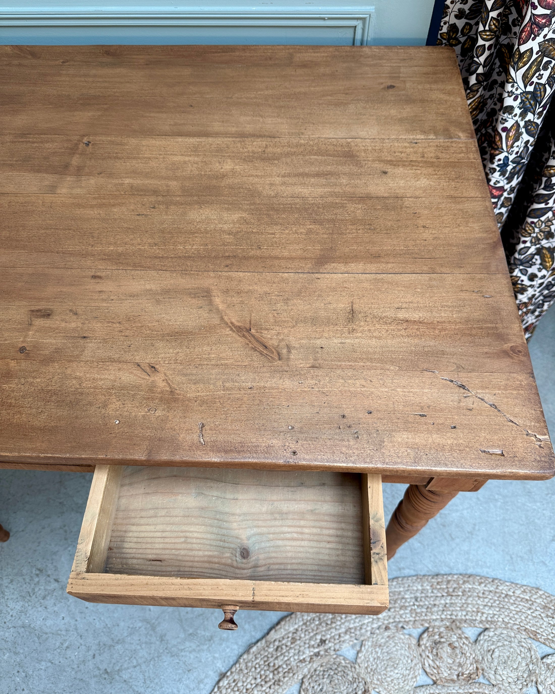 Table aux pieds tournés