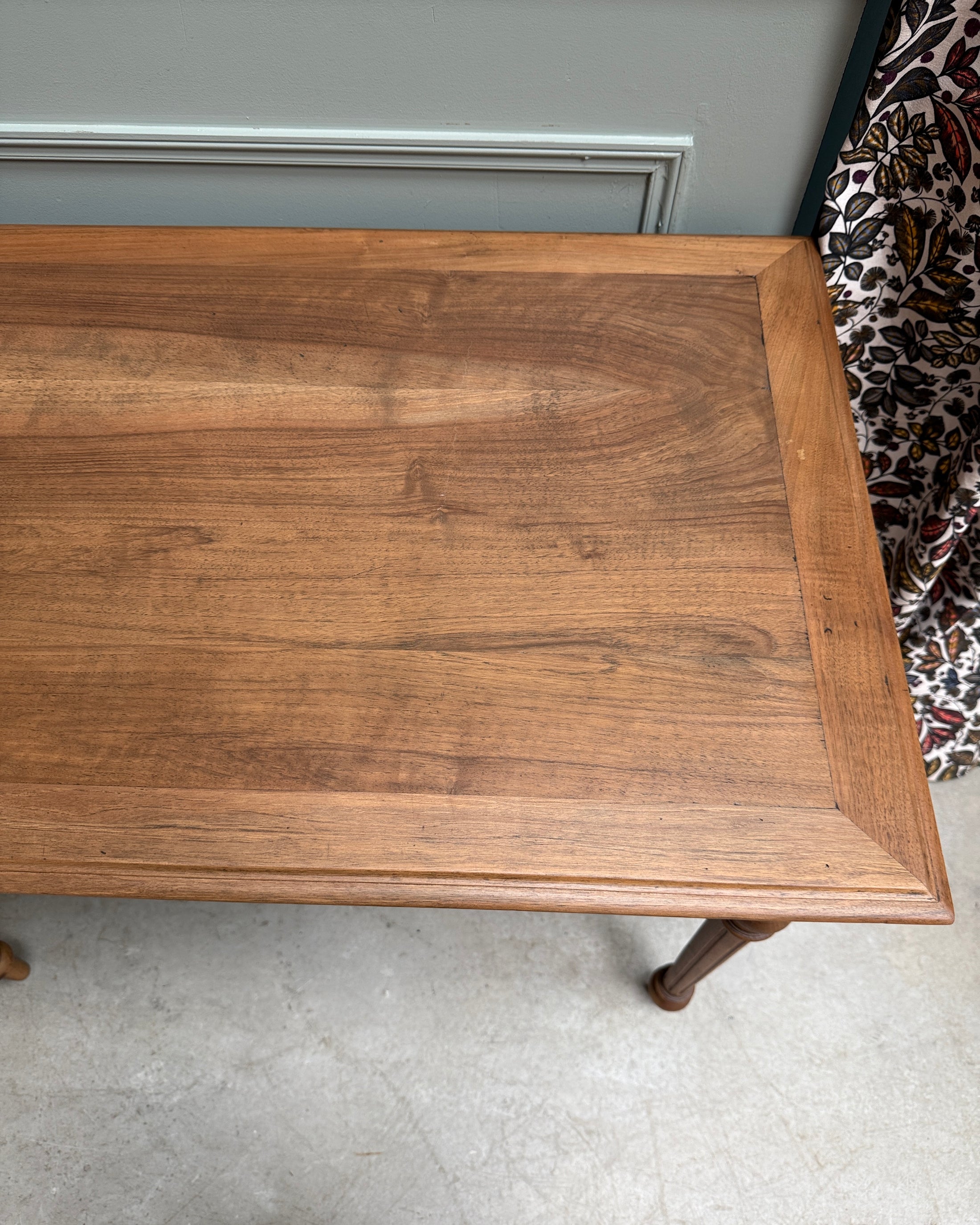 Table aux pieds tournés