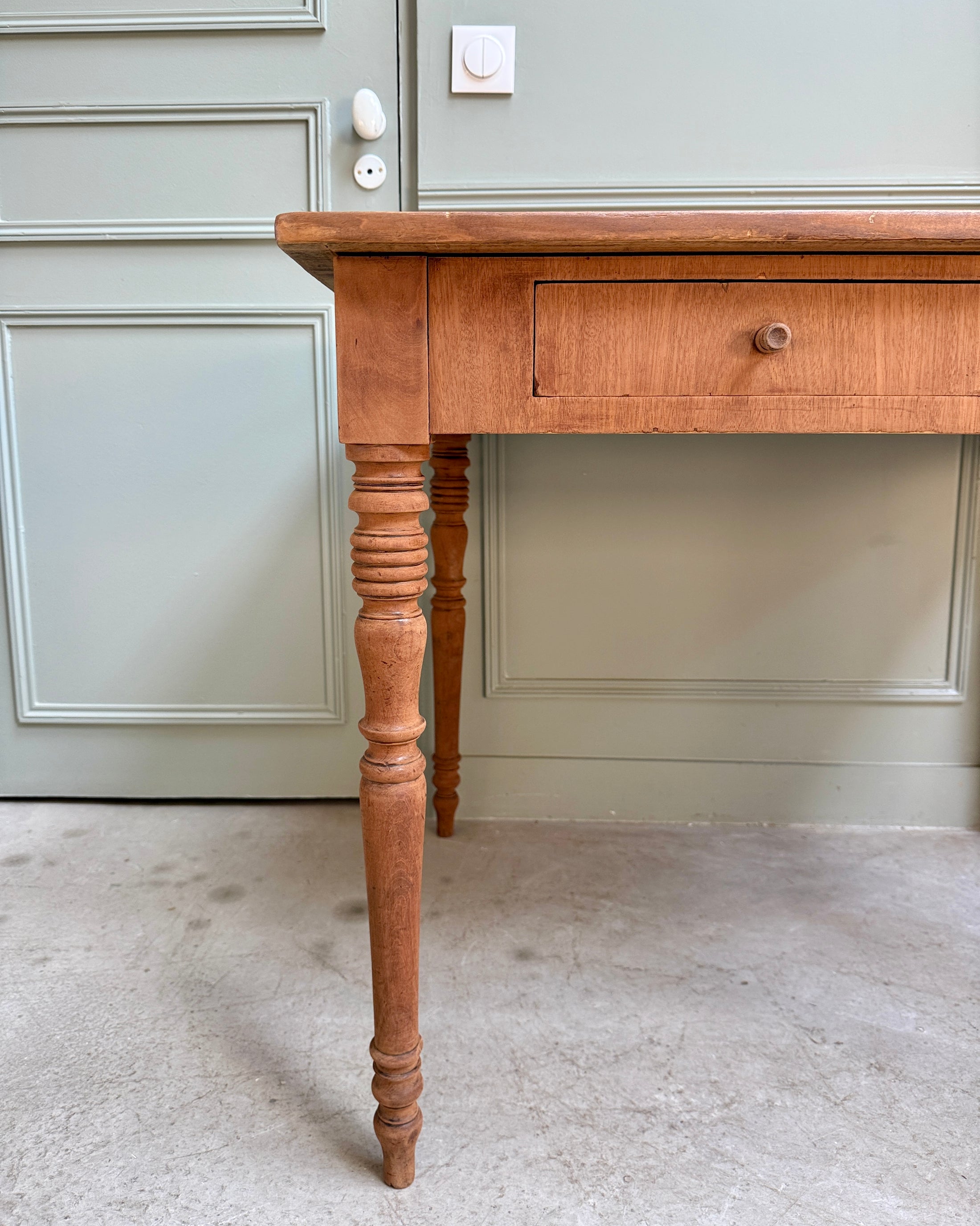 Table aux pieds tournés
