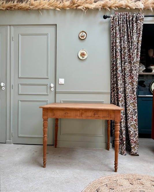 Table aux pieds tournés