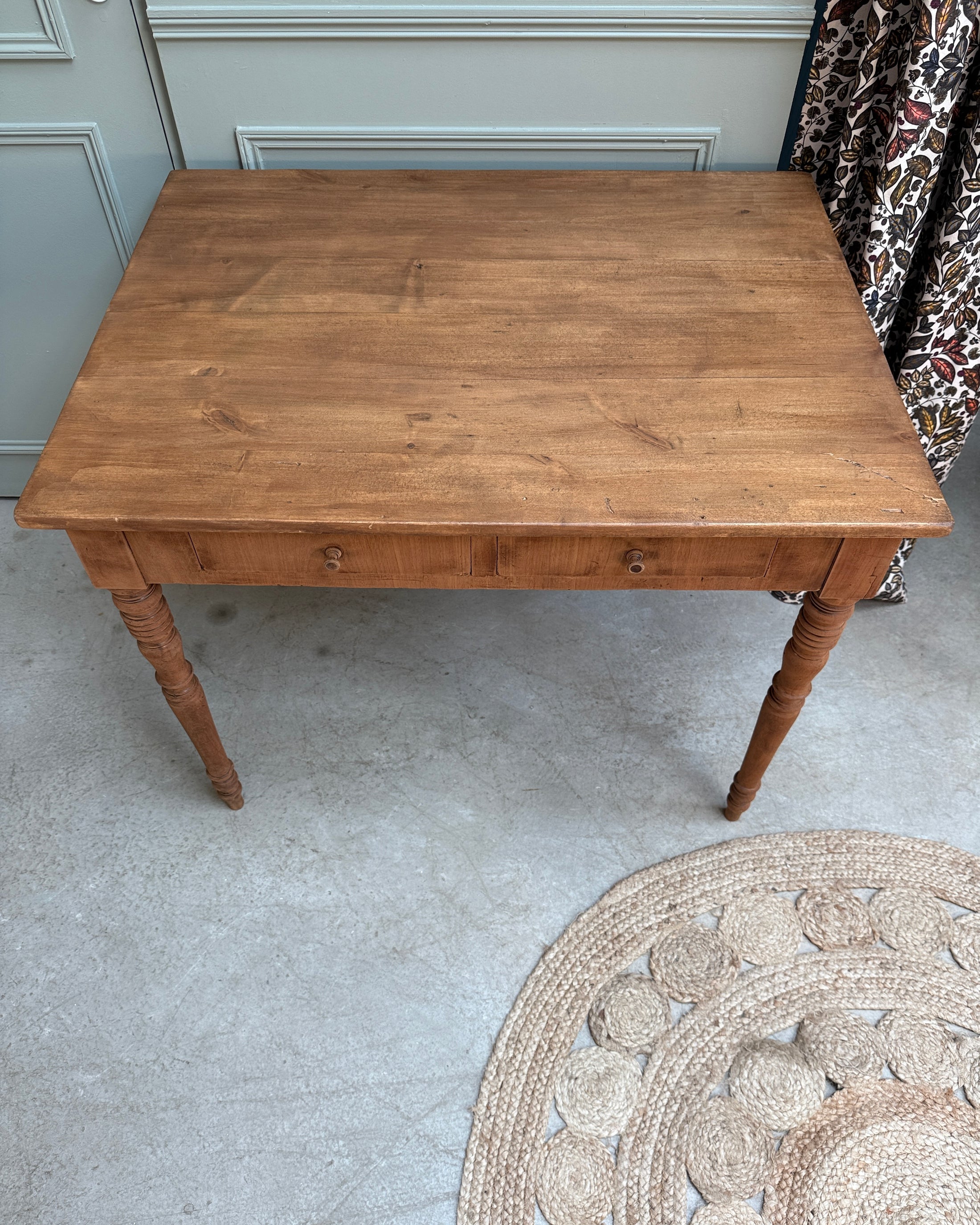 Table aux pieds tournés