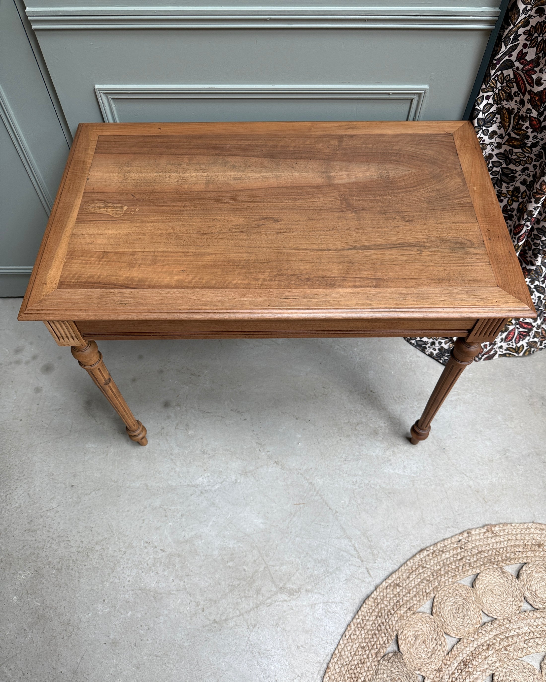 Table aux pieds tournés