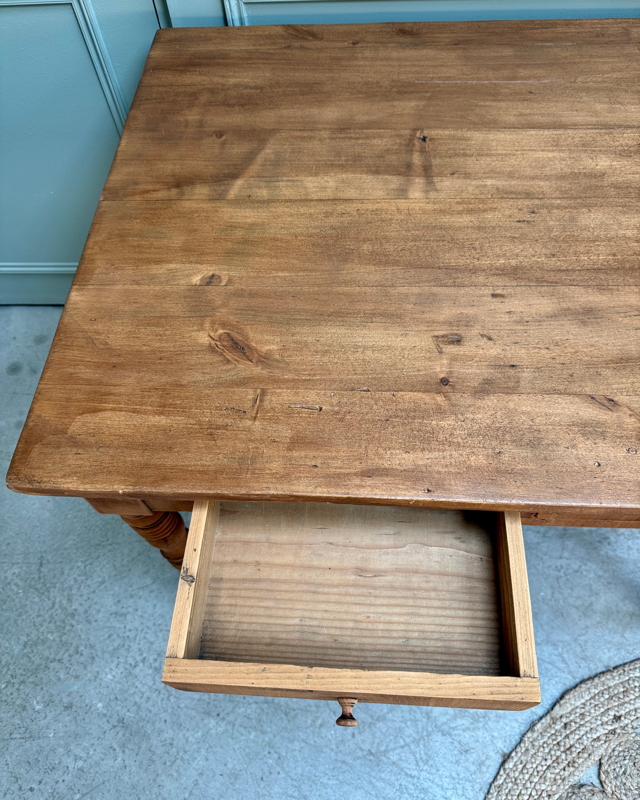 Table aux pieds tournés