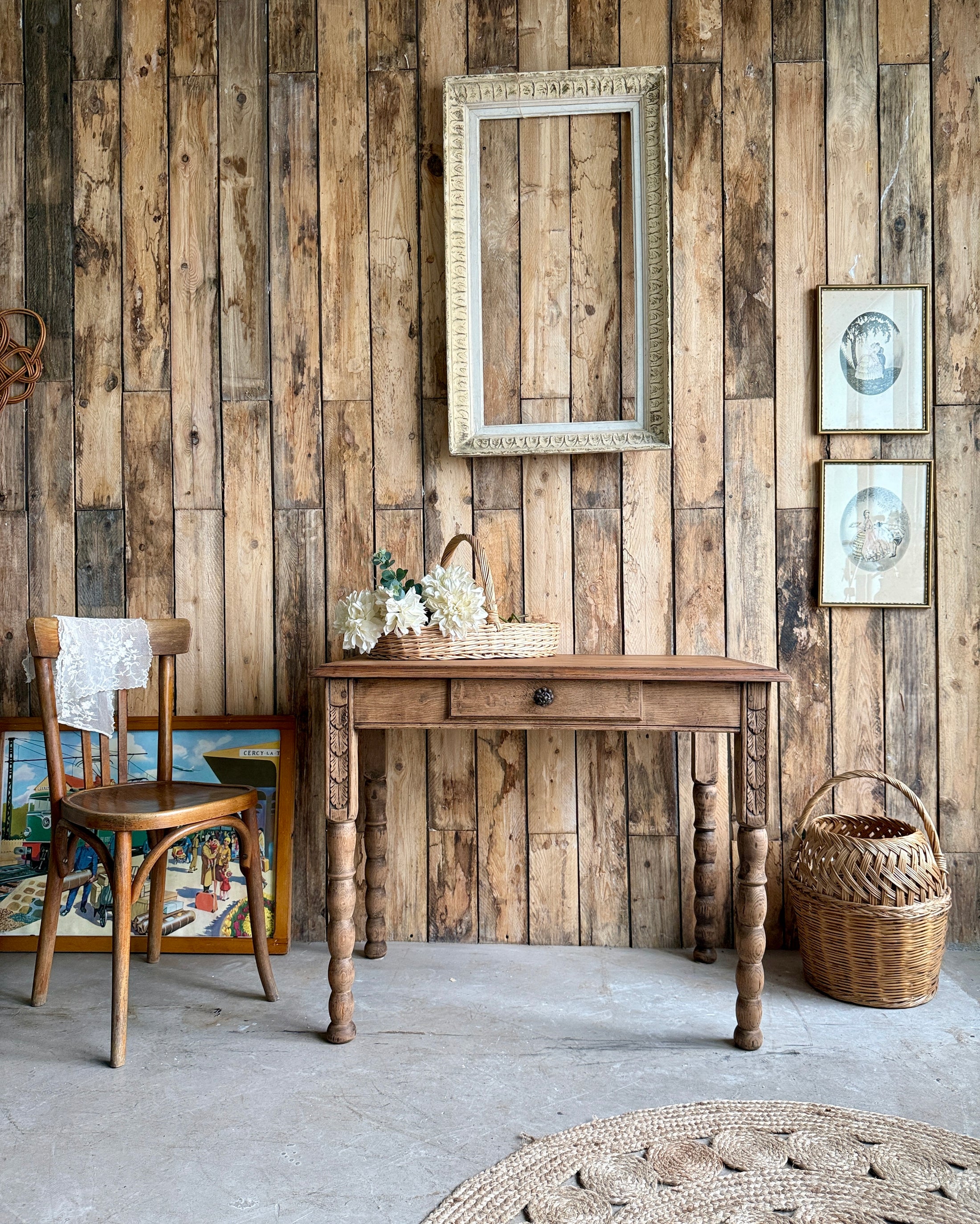 Table ancienne aux pieds sculptés et tournés